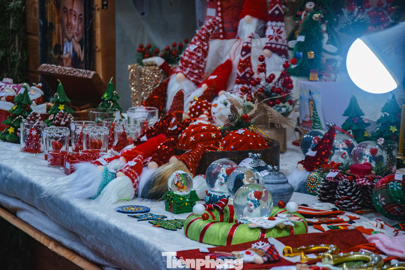 Những món đồ Giáng sinh đỏ óng ánh mang hình thù ông già Noel có thể được mua về để trang trí nhà cửa hoặc làm quà lưu niệm. Ảnh: Kinh Quốc.