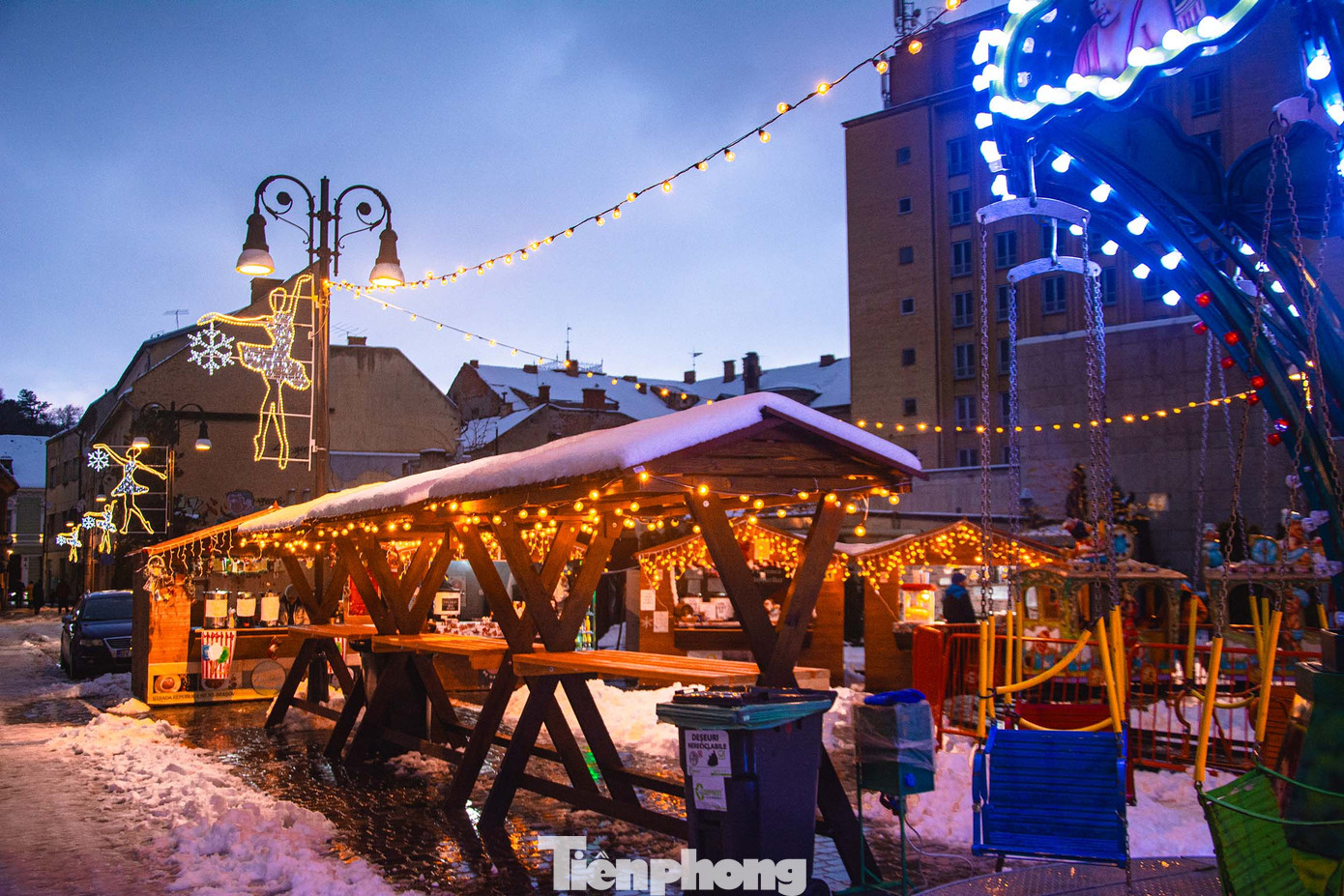 Tại quảng trường còn có những chiếc bàn đứng để mọi người có thể tới và thưởng thức món ăn họ vừa mua tại các quầy hàng. Ảnh: Kinh Quốc.