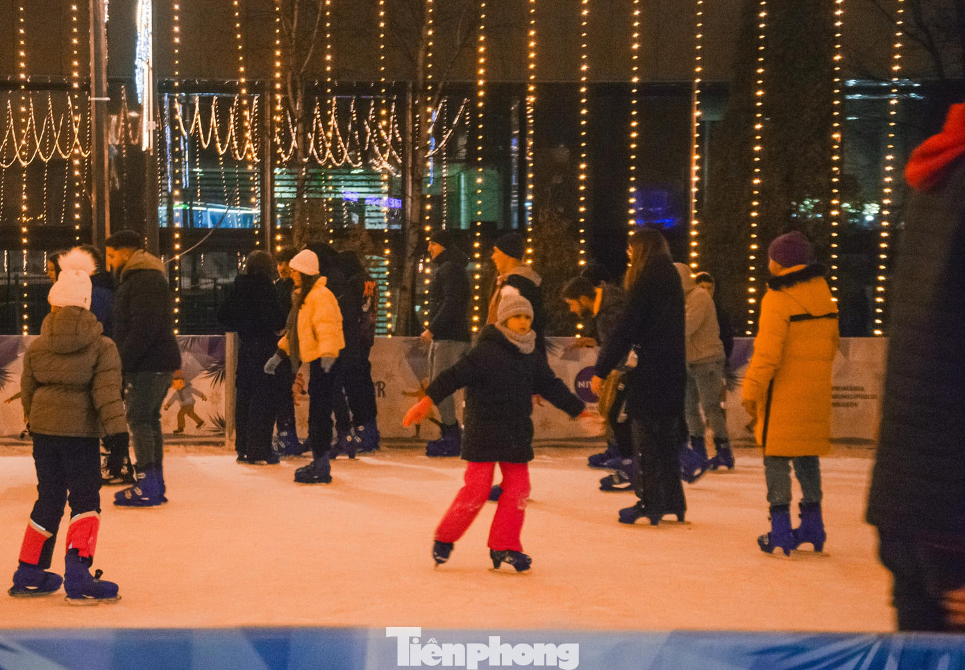 Trượt băng cũng là một hoạt động thú vị để những người thân thương có thể dành thời gian cho nhau. Ảnh: Kinh Quốc.