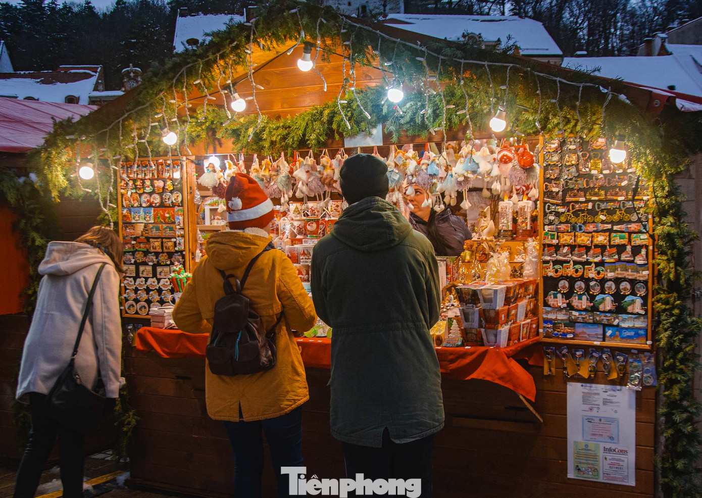 Tại đây, người dân và du khách có thể tìm thấy đa dạng mặt hàng được bày bán tại các quầy. Ảnh: Kinh Quốc.