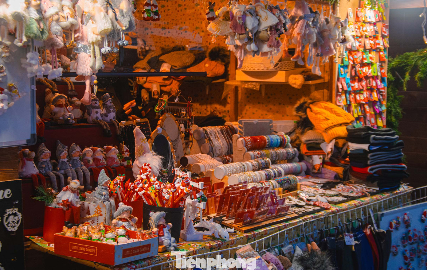 Gian hàng bán những phụ kiện thời trang và trang sức như mũ len, găng tay, vòng tay, khuyên tai. Nơi đây còn bày bán những mô hình búp bê xinh xắn làm bằng len. Ảnh: Kinh Quốc.