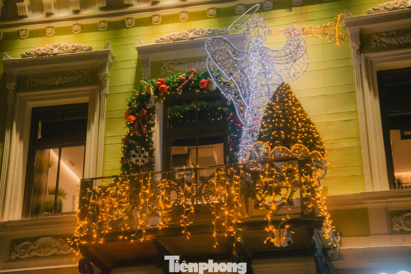Trang trí đón Noel trên mỗi ban công. Ảnh: Kinh Quốc.