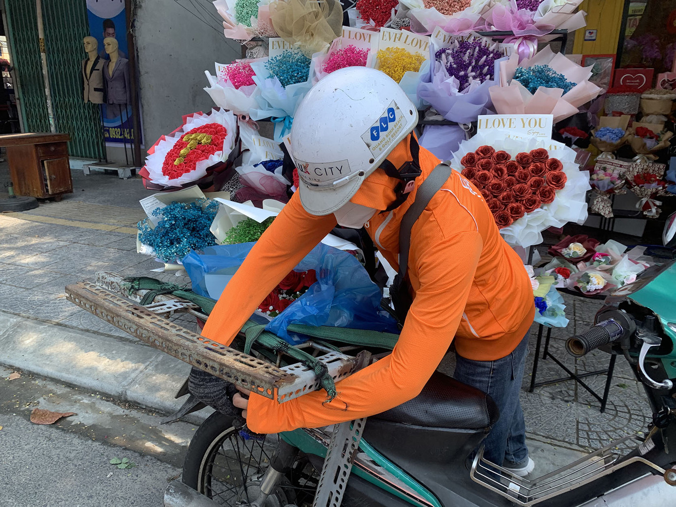 Giao hoa cho khách hàng mua online. - Ảnh: Khánh - Hà