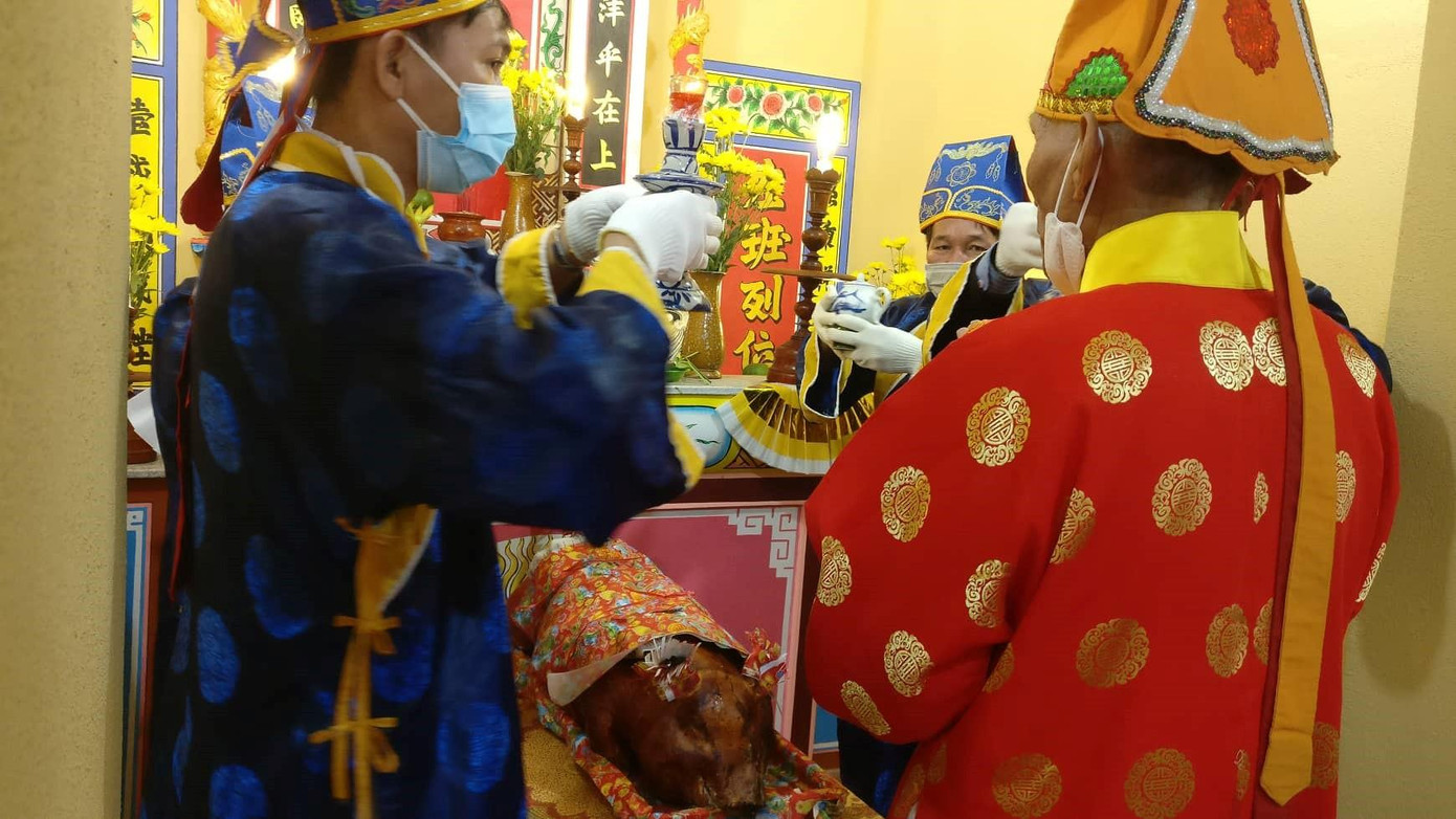 Đại diện trưởng bối ngư dân Nguyễn Văn Tới dâng đồ tế lễ (không dùng hải sản) - ảnh Kim Ngân Đại diện trưởng bối ngư dân Nguyễn Văn Tới dâng đồ tế lễ (không dùng hải sản) - ảnh Kim Ngân