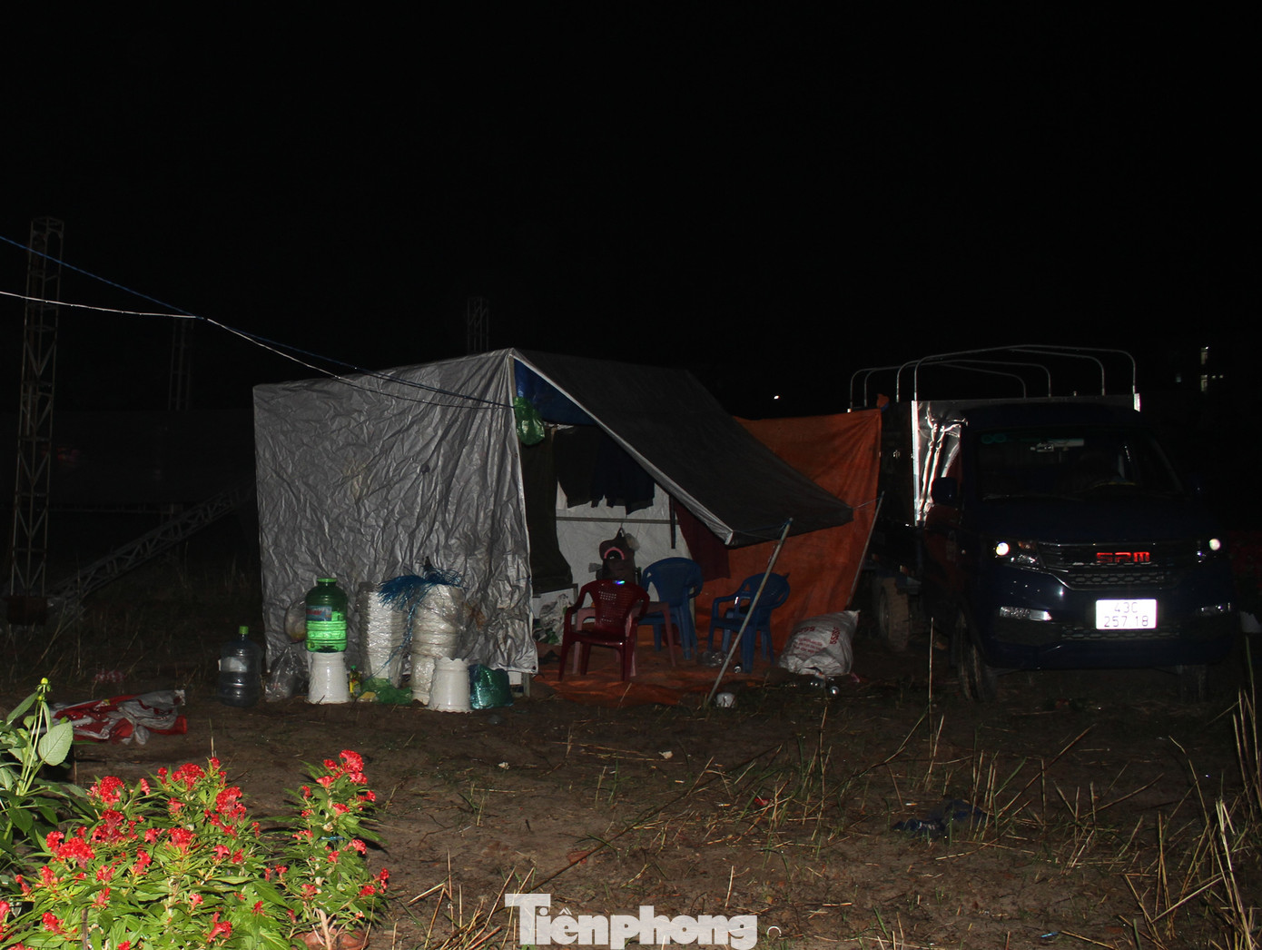 Với các tiểu thương bán hoa cảnh, quất cảnh trên đường Nguyễn Sinh Sắc (quận Liên Chiểu, TP. Đà Nẵng), những túp lều dựng tạm cũng là nhà. Các tiểu thương cho hay họ sẽ ăn, ngủ tại đây để canh hoa cho đến ngày 30 Tết. Ảnh: Hữu Tùng.