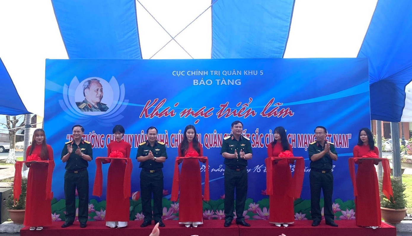 Quân khu 5 khai mạc triển lãm về Đại tướng Chu Huy Mân (Ảnh Huy-Thảo) Quân khu 5 khai mạc triển lãm về Đại tướng Chu Huy Mân (Ảnh Huy-Thảo)