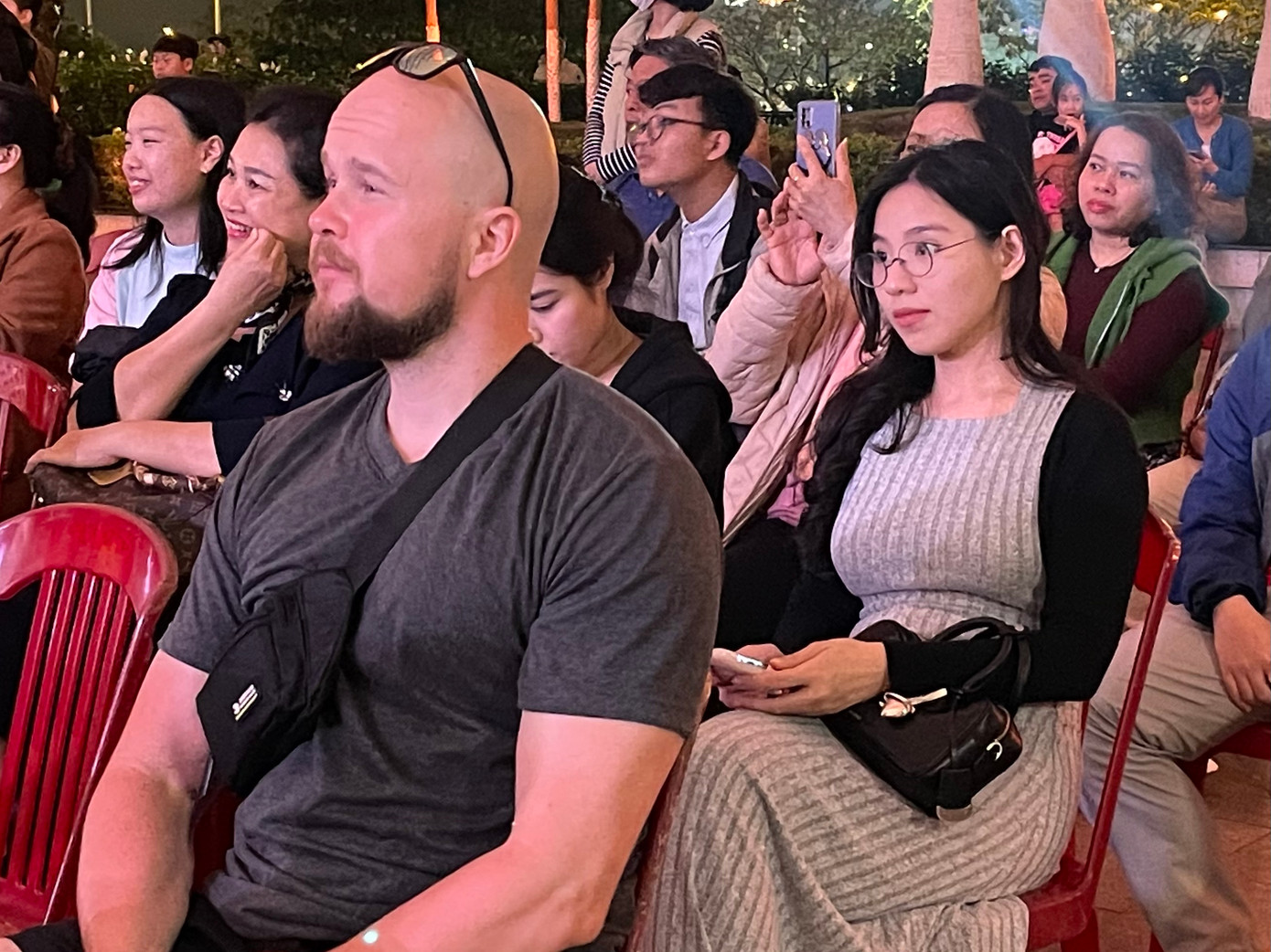 Chương trình thu hút sự tham gia đông đảo của người dân và du khách. Anh Joonas - du khách đến từ Phần Lan thích thú chia sẻ: “Tôi ấn tượng khi được tham gia một sự kiện văn hóa như vậy. Nó không chỉ cho tôi cơ hội thưởng thức âm nhạc mà còn hiểu thêm về lịch sử và văn hóa của Đà Nẵng. Chắc chắn tôi sẽ kể cho bạn bè về buổi hòa nhạc đặc biệt này khi tôi trở về nước”. Ảnh: Yến Nhi.