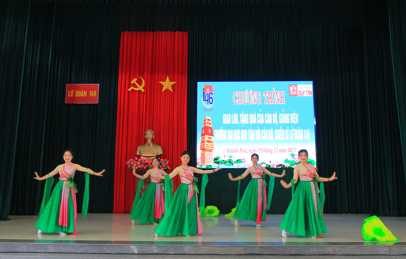 Sinh viên ĐH Duy Tân với những tiết mục văn nghệ gửi tới cán bộ, chiến sĩ Vùng 4 Hải quân Sinh viên ĐH Duy Tân với những tiết mục văn nghệ gửi tới cán bộ, chiến sĩ Vùng 4 Hải quân