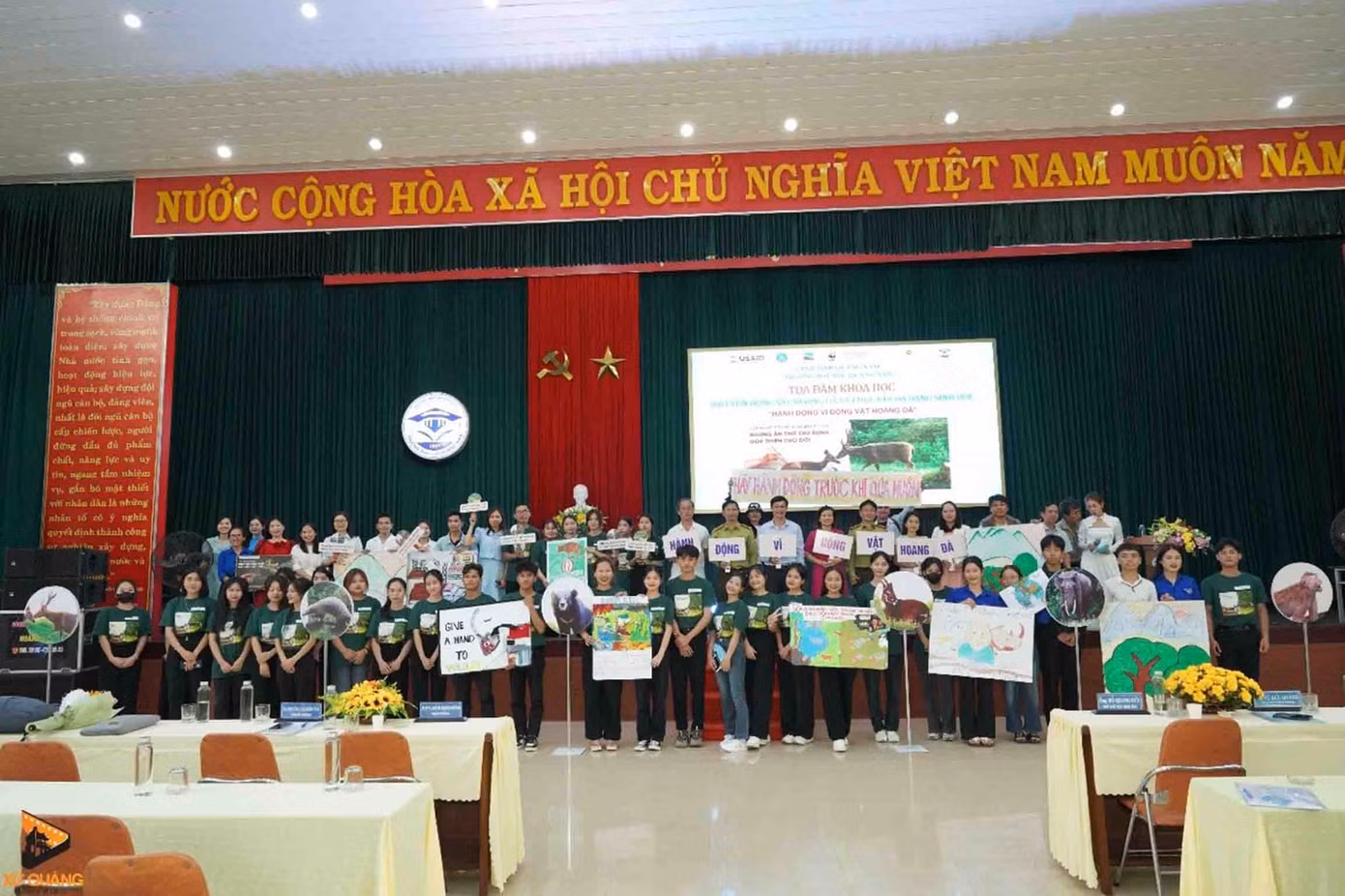Chương trình còn có các hoạt động truyền cảm hứng của các bạn sinh viên như nhảy dân vũ, diễn kịch, đưa ra từng thông điệp cụ thể,…