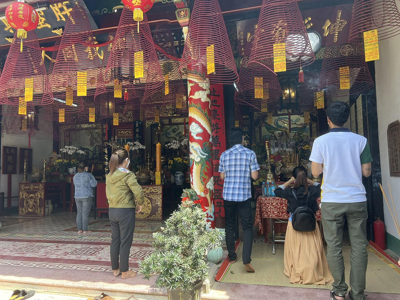 Nhiều cặp vợ chồng đến dâng lễ vật để cầu mong có con cái, gia đình sung túc, khỏe mạnh. Chị Võ Thị Vân (Quảng Bình) chia sẻ: “Lần đầu tôi đến đây dâng hương để năm nay có một đứa con. Qua lời kể của đồng nghiệp thì mỗi năm có một ngày vía để mình đến cầu con cái và Bà cũng linh lắm” - Ảnh: Bảo Quyên