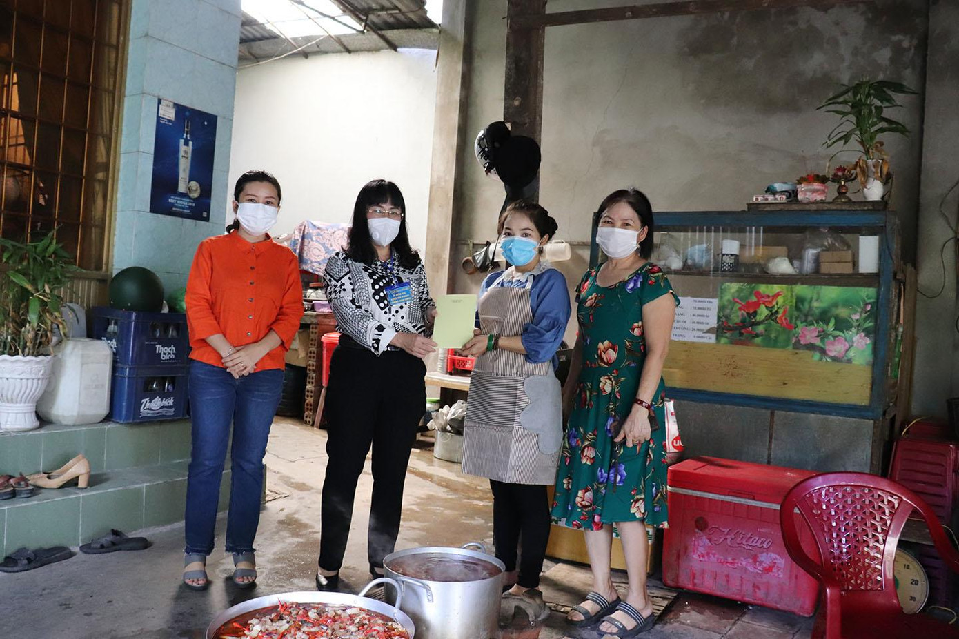 Mới đây, bà Hồ Thị Nguyên Thảo, Phó chủ tịch UBND tỉnh Phú Yên đã đến thăm và trao tặng thư cảm ơn của UBND tỉnh cho “Bếp nhà xứ Nẫu”.“Chính quyền và người dân Phú Yên trân trọng ghi nhận và bày tỏ lòng cảm ơn sâu sắc đến các “Bếp nhà xứ Nẫu” cũng như các tổ chức, cá nhân đã quan tâm chia sẻ, hỗ trợ kịp thời cho tỉnh lúc này" - Ảnh: H.O