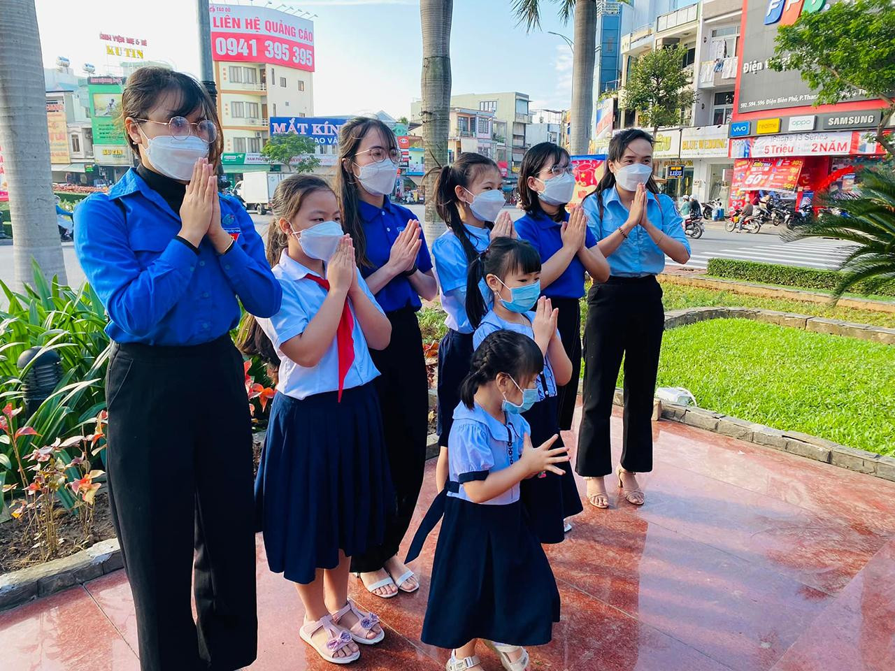 Học sinh trường tiểu học Lê Văn Tám (phường Thanh Khê Tây, quận Thanh Khê) tưởng niệm trước tượng đài Mẹ Dũng sĩ Thanh Khê (ảnh chi đoàn Trường Lê Văn Tám) Học sinh trường tiểu học Lê Văn Tám (phường Thanh Khê Tây, quận Thanh Khê) tưởng niệm trước tượng đài Mẹ Dũng sĩ Thanh Khê (ảnh chi đoàn Trường Lê Văn Tám)