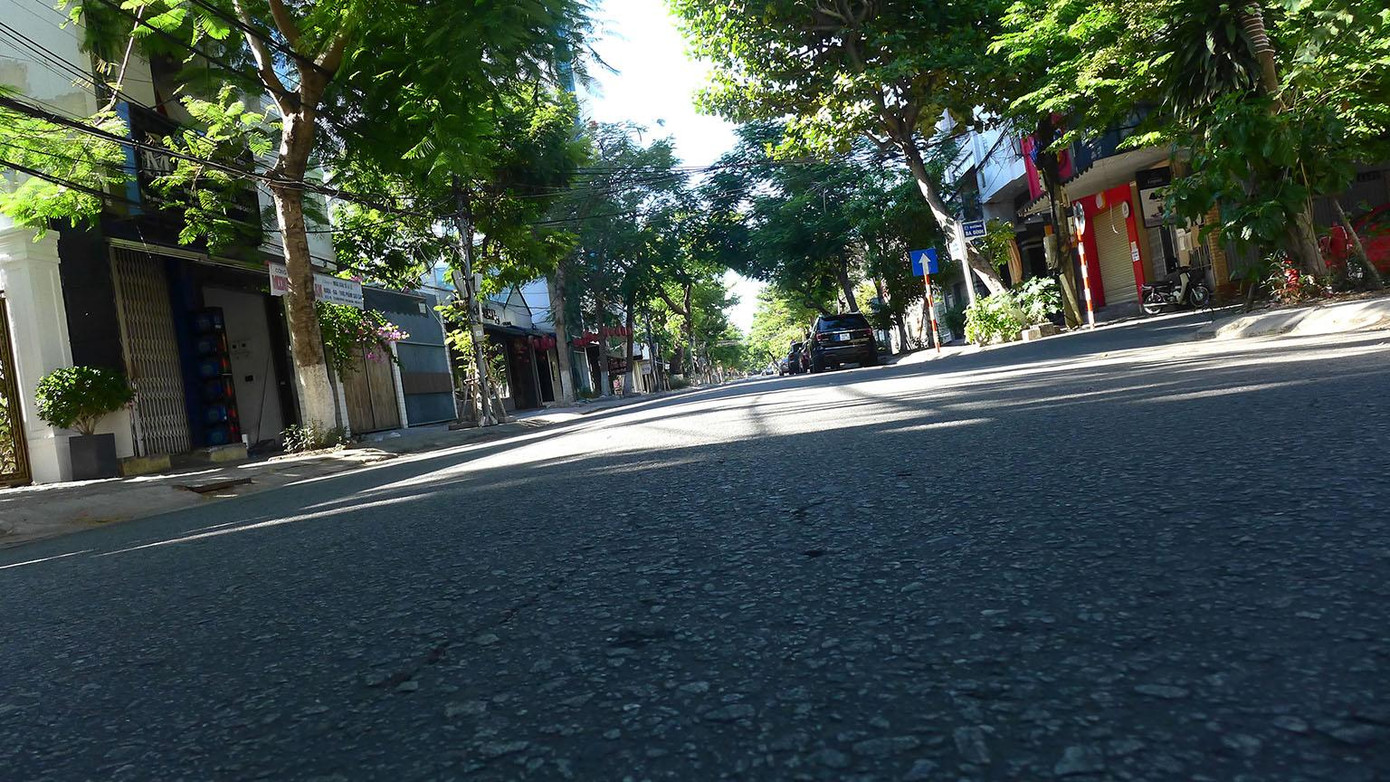 Phố Lê Lợi, Đà Nẵng - "đường phượng bay". Ảnh: Tr.T