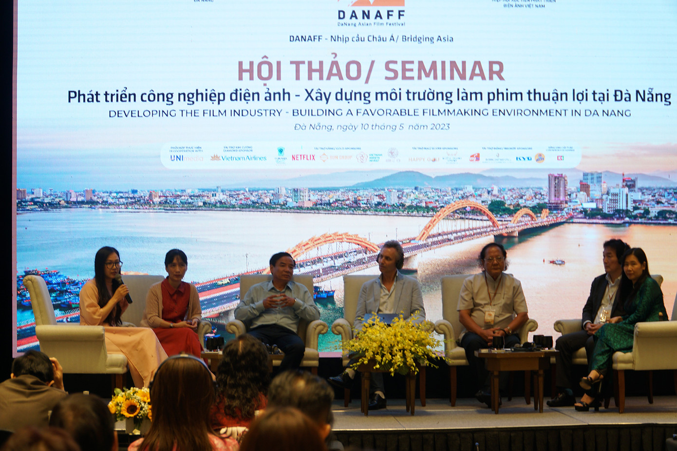 Ông Stephen Jenner (ngồi giữa), cùng các diễn giả tại hội thảo. Ảnh: Nguyễn Tri. Ông Stephen Jenner (ngồi giữa), cùng các diễn giả tại hội thảo. Ảnh: Nguyễn Tri.