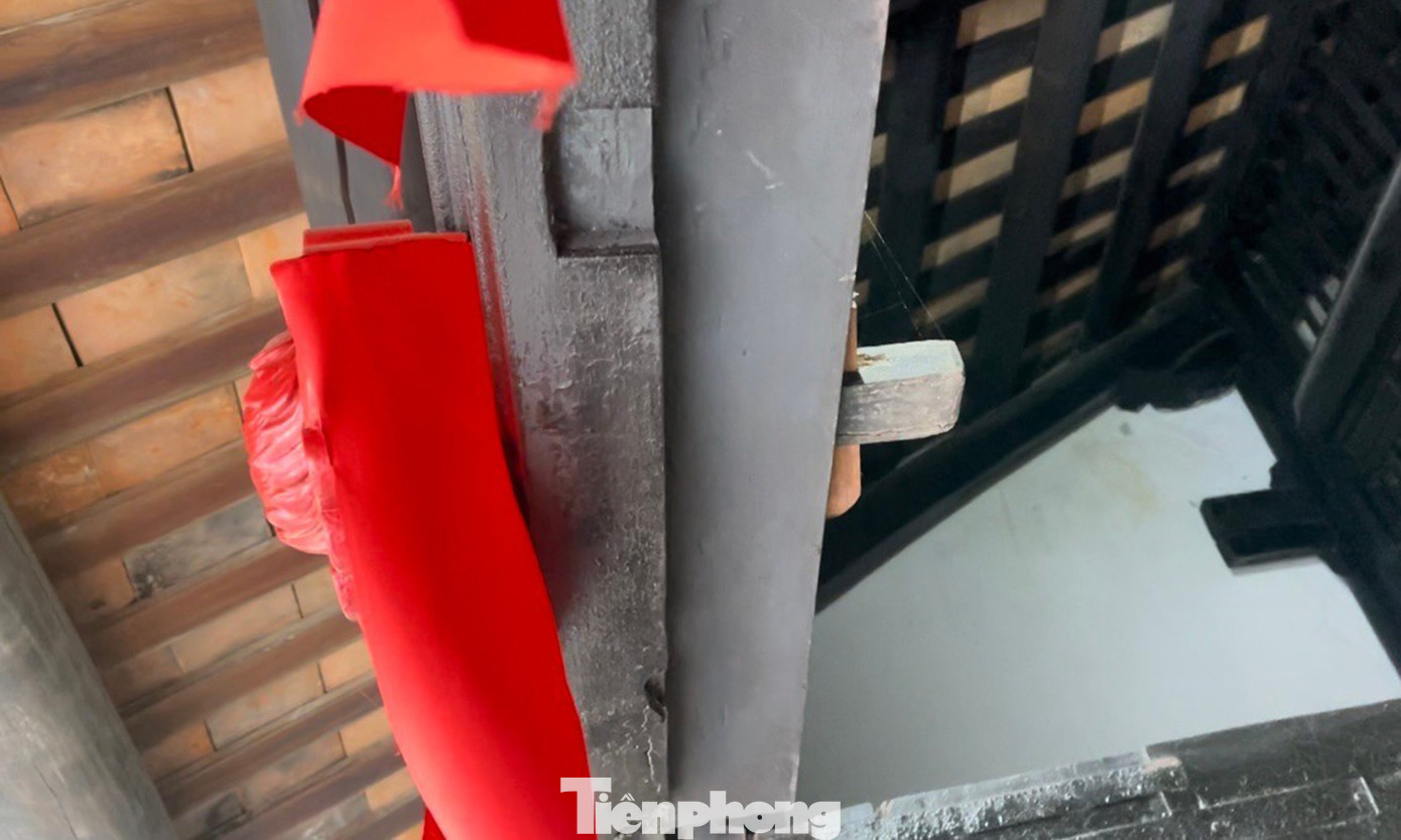 Thoạt nhìn, đó là những cái chốt gỗ dùng để gắn khung cửa với trụ ngang phía trong, có dáng như chiếc đinh. Tai đinh dài khoảng 10 cm, rộng chừng 20 cm, chính là mắt cửa, chốt đinh dài khoảng 30 cm là cái mộng để gắn mắt cửa vào khung nhà.