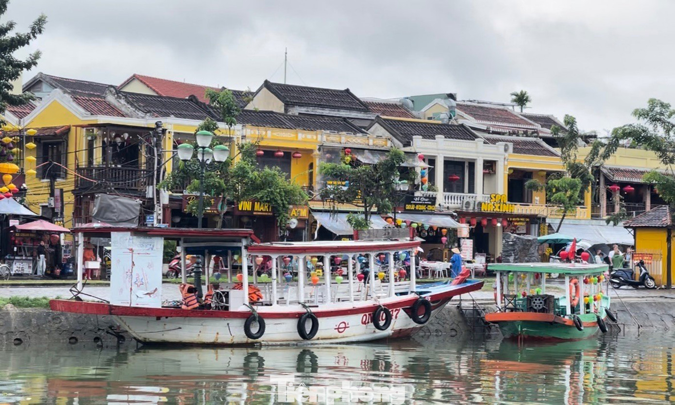 Phố cổ Hội An (tỉnh Quảng Nam) từng là một thương cảng quốc tế sầm uất, nơi hội tụ của những thuyền buôn Nhật Bản, Trung Quốc và phương Tây trong suốt thế kỷ 17 và 18. Trước thời kỳ này, nơi đây cũng có những dấu tích của thương cảng Champa hay được nhắc đến cùng con đường tơ lụa trên biển.