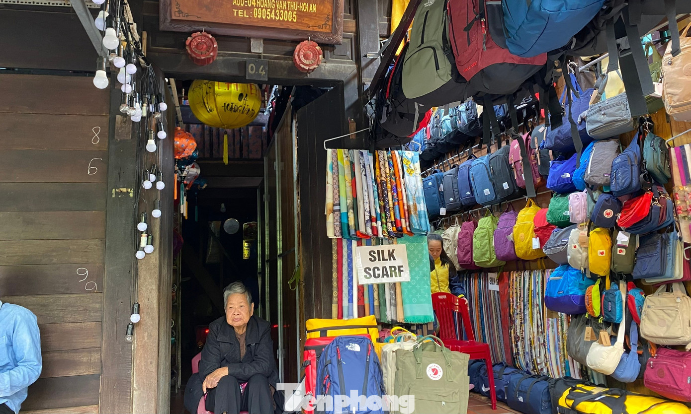 Cụ Nguyễn Thị Bảy, 85 tuổi, một cư dân cả đời sống nơi phố Hội, cho biết: “Con mắt nhà này có từ lâu đời, từ thời ông bà để lại, cũng giúp cho ngôi nhà đẹp hơn. Ý nghĩa thì nó như con mắt trông nhà, giống mắt người để nhìn mọi thứ”.