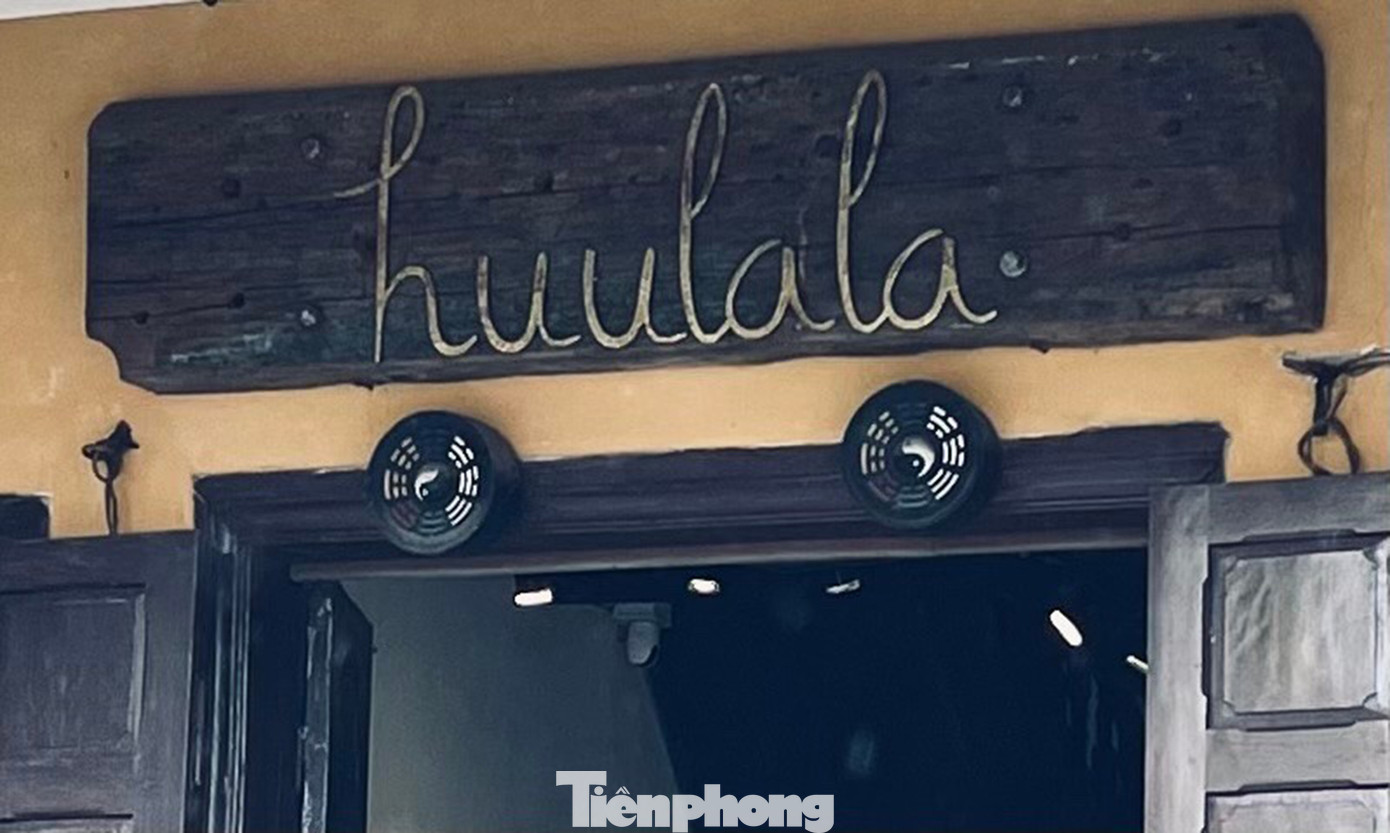 Chủ nhân của những con “mắt cửa” là người Hoa đến Hội An từ thế kỉ 17-18. Sau thời gian, những nghệ nhân đã Việt hóa các đôi mắt này, chạm khắc công phu thành nhiều hình dáng, màu sắc khác nhau dựa trên nền tảng bát quái, âm dương.