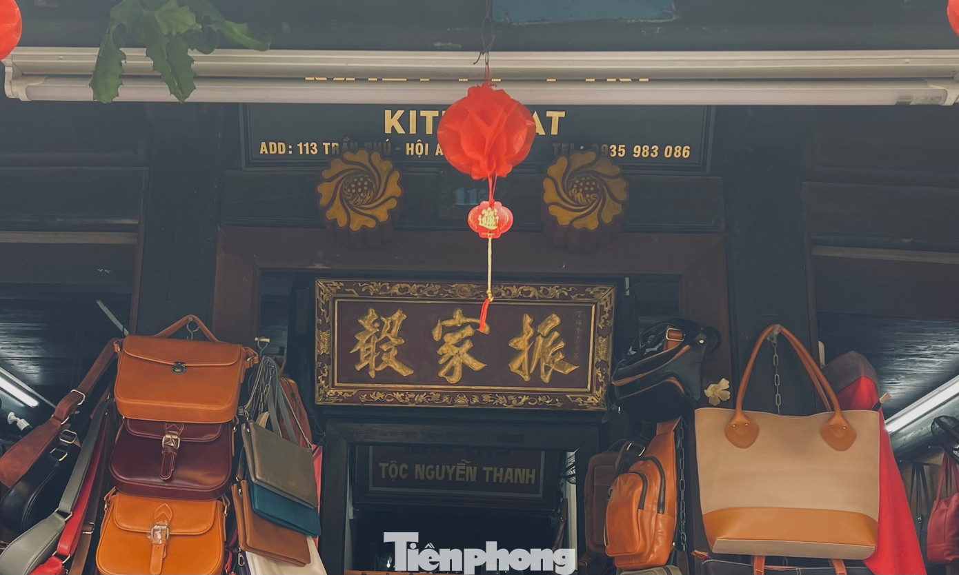 Trong bài viết “Mắt cửa - Biểu trưng của hồn phố Hội An”, tác giả Trần Ánh - một trong những cán bộ nghiên cứu lâu năm về văn hóa Hội An nhận định: “Có lẽ ban đầu nó chỉ là hai chốt gỗ mang công năng kiến trúc là chính, sau này chủ nhà khoác lên chúng những ý nghĩa tâm linh hay thậm chí mang màu sắc tín ngưỡng hàm chứa sự tồn vong, suy thịnh của gia chủ, là nhãn quan thấu hiểu, thấu nhìn mọi suy nghĩ, hành vi của các thành viên gia đình trong quan hệ nội bộ…”.