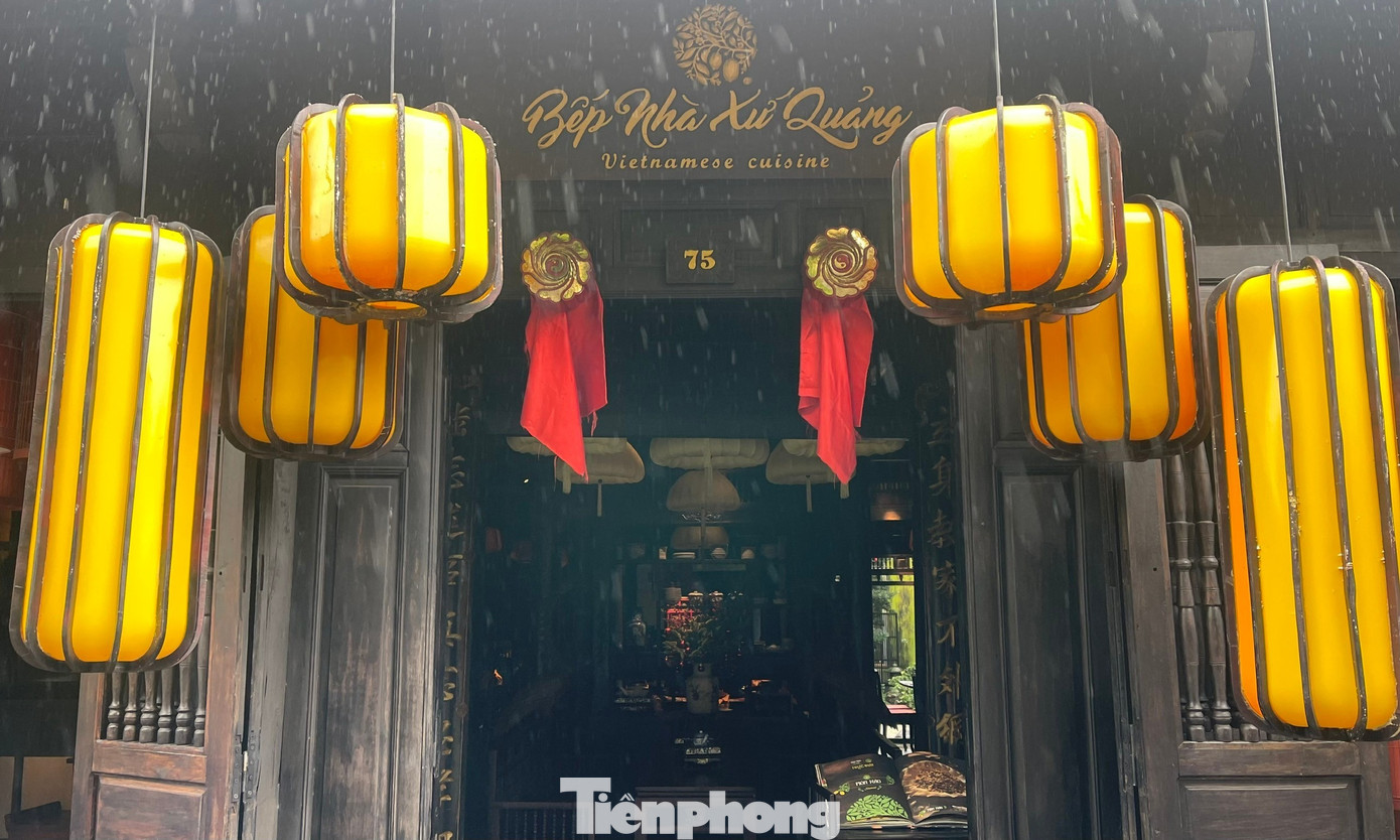 Bên trên các khung cửa chính có đôi “mắt cửa” là hai khoanh gỗ tròn chạm khắc tinh xảo với mảnh lụa đỏ treo rủ làm cho ngôi nhà vừa mang tính tâm linh vừa âm thầm, man mác buồn về một quá khứ xưa cũ.