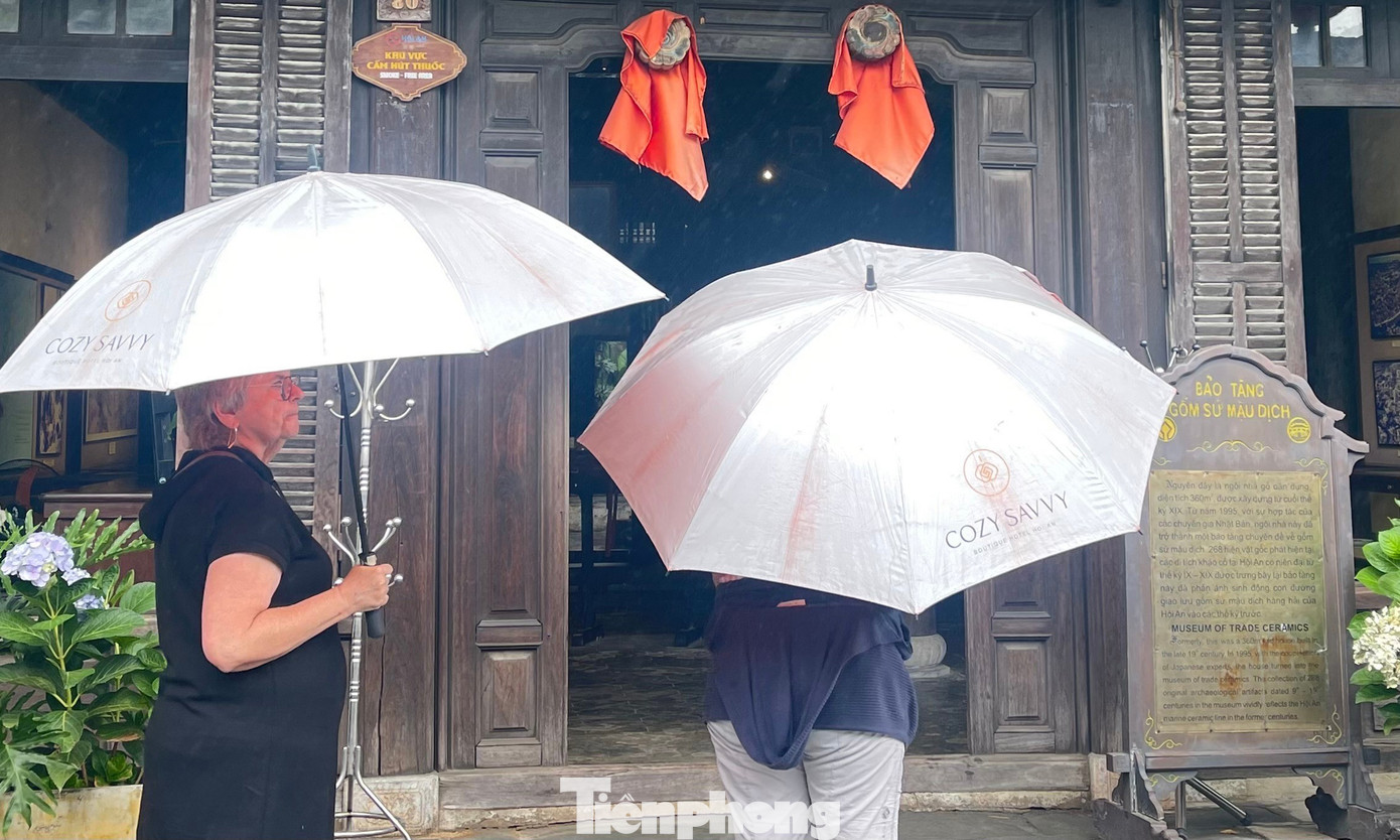 Du khách đến với phố cổ Hội An, khi tản bộ thường tò mò nhìn vào những đôi “mắt cửa” ở mặt tiền của các ngôi nhà nơi đây. Bất giác như có người dõi theo từng bước chân du khách, cùng với thanh chắn cửa nơi bậc thềm, nhắc nhở những người ra vào nhà cổ, phố cổ về phép ứng xử.