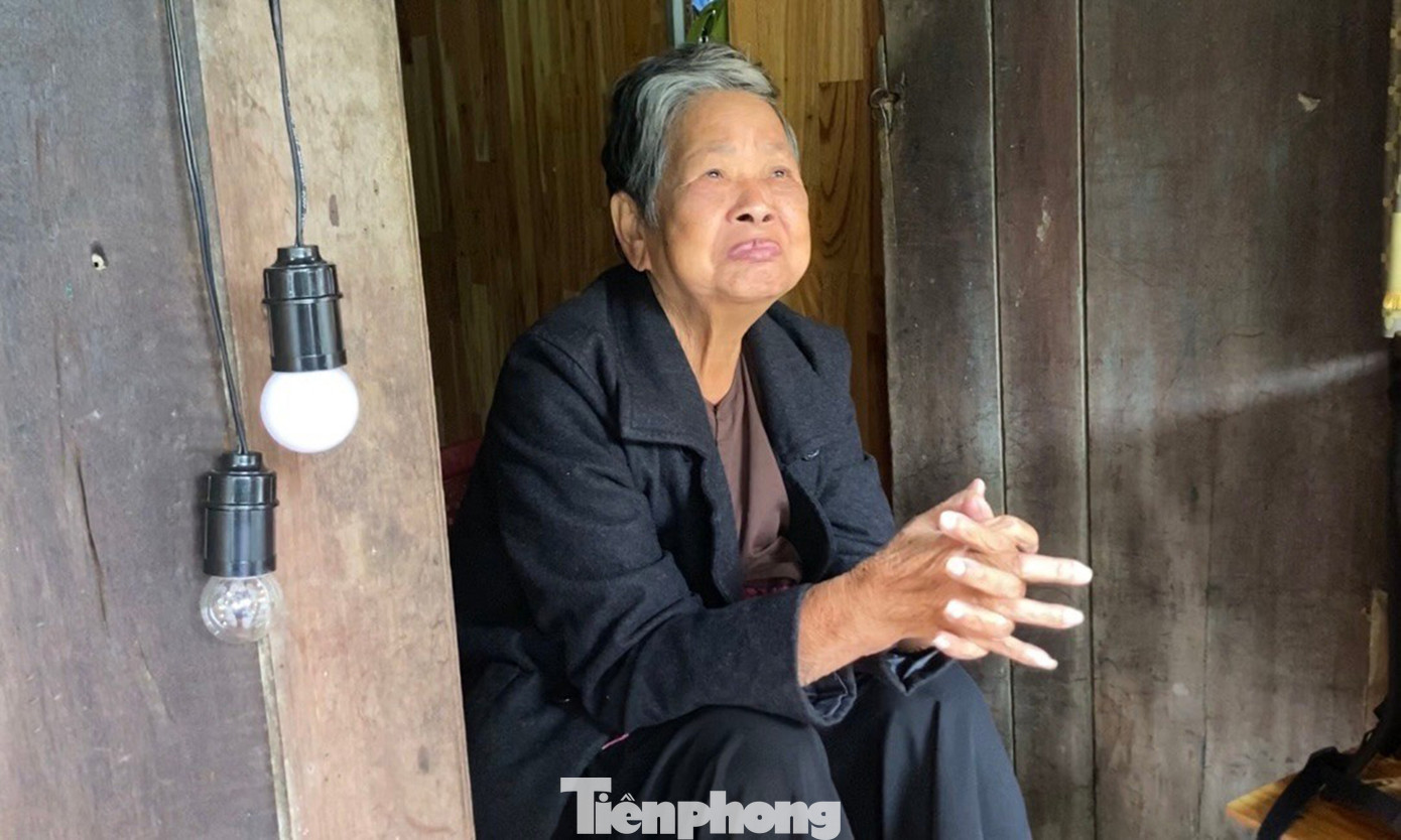 Cụ Nguyễn Thị Bảy, 85 tuổi, một cư dân cả đời sống nơi phố Hội, cho biết: “Con mắt nhà này có từ lâu đời, từ thời ông bà để lại, cũng giúp cho ngôi nhà đẹp hơn. Ý nghĩa thì nó như con mắt trông nhà, giống mắt người để nhìn mọi thứ”.