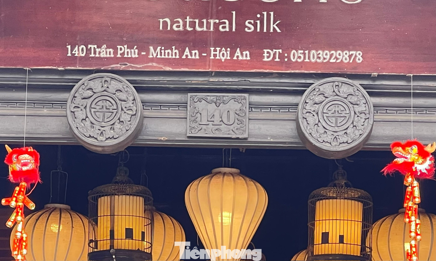 Chủ nhân của những con “mắt cửa” là người Hoa đến Hội An từ thế kỉ 17-18. Sau thời gian, những nghệ nhân đã Việt hóa các đôi mắt này, chạm khắc công phu thành nhiều hình dáng, màu sắc khác nhau dựa trên nền tảng bát quái, âm dương.