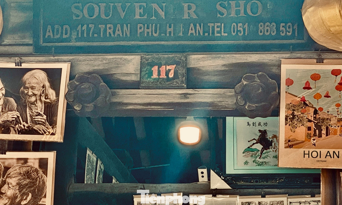 Tán “mắt cửa” được chia thành hai phần, là phần tâm và phần vành. Phần tâm thường trang trí hình lưỡng nghi sơn hai màu đen trắng, hình nhụy hoa, chữ triện, chữ Phúc, Thọ… Phần vành bao quanh ngoài tạo dáng hoa cúc 6 hoặc 8 cánh mà cánh xoay hình lá đề, hình bát quái, hồi văn, giao long, bốn hoặc năm con dơi bao quanh chữ Phúc…