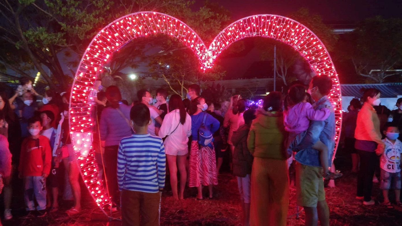 Công viên Khủng long còn là nơi diễn ra Lễ hội tình yêu - ảnh Kim Ngân Công viên Khủng long còn là nơi diễn ra Lễ hội tình yêu - ảnh Kim Ngân