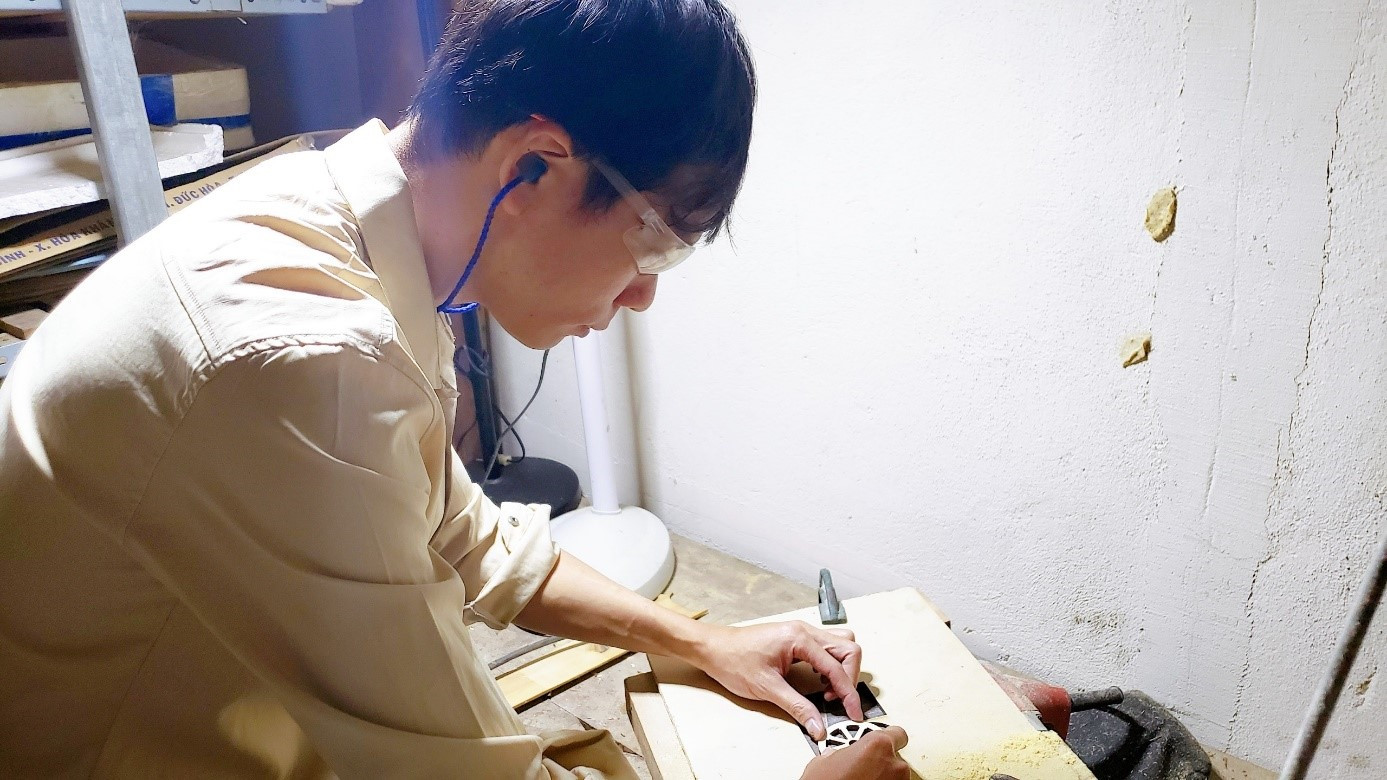 Sau khi hoàn thành công đoạn cắt bằng máy, mỗi chi tiết đều được mài nhẵn để tạo sự tinh tế trong từng tác phẩm.