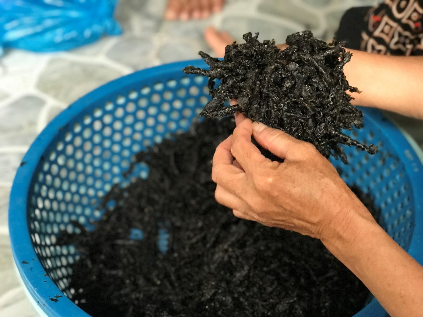 “1 kg mứt tươi đầu mùa bán được 200 ngàn đồng, gần cuối mùa thì giảm còn 120 ngàn. 10kg mứt tươi khi phơi xong chỉ còn lại 1 kg mứt khô, vì vậy giá thành mứt khô cũng cao hơn, lên đến hơn 1 triệu/kg. Ngoài ra, còn có loại mứt lăn (phơi 1 nắng) cũng được bán ra với giá 700k/kg. Không chỉ đem bán, mứt rong còn được làm quà để biếu bà con ở xa”, ông Sáu kể. Ảnh: Phượng Nhung