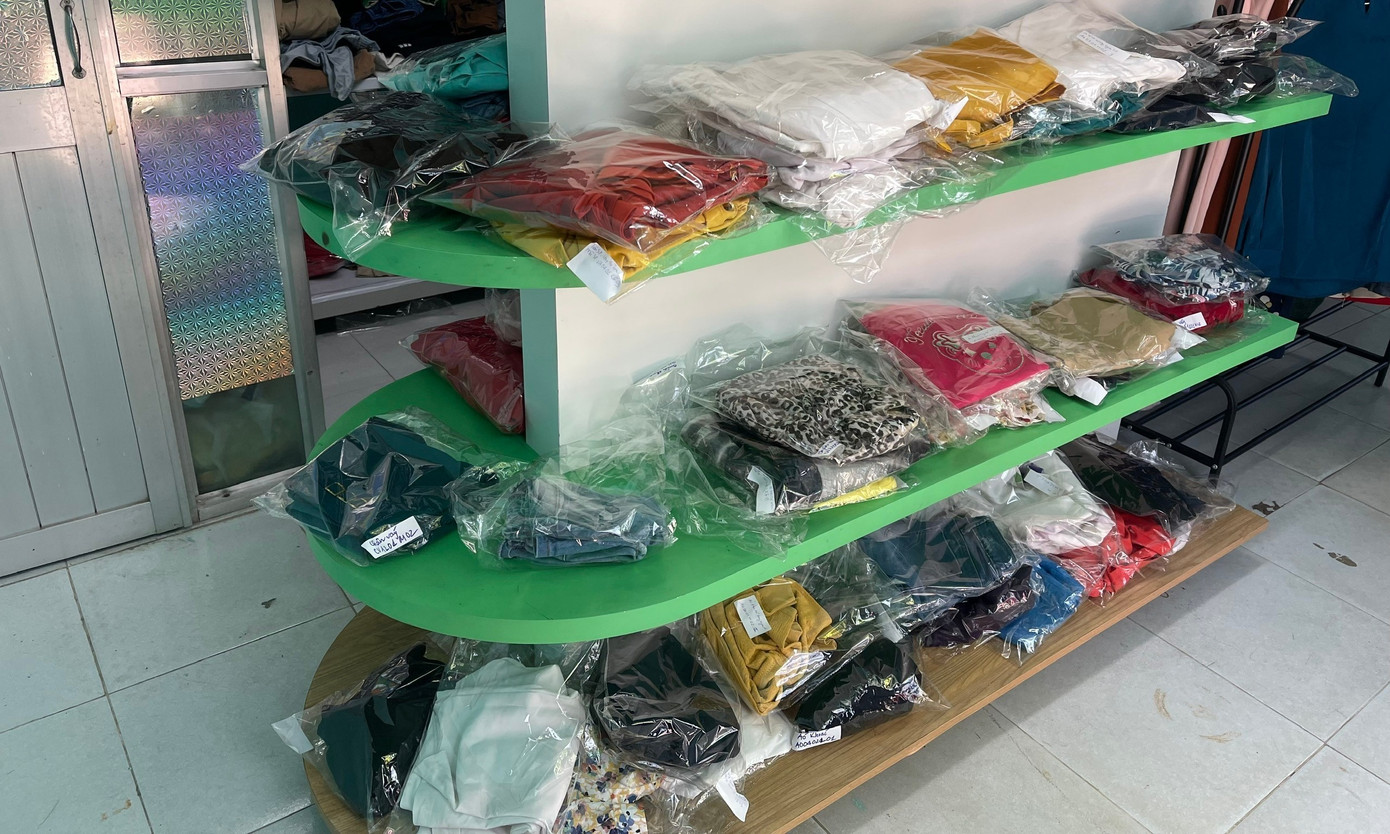 “Siêu thị 0 đồng” có nhiều mặt hàng, chủ yếu là đồ may mặc, giày dép, túi xách, sách báo và thực phẩm khô... Tại đây, mọi người có thể mang về các mặt hàng cần thiết mà không phải trả bất kỳ chi phí nào. Các mặt hàng được đóng góp từ nhiều nhà hảo tâm, trong đó chủ yếu là từ thầy và trò của trường. Điều đặc biệt là tất cả sản phẩm đều đảm bảo chất lượng, đẹp mắt, đáp ứng nhu cầu cơ bản của những người đến nhận.