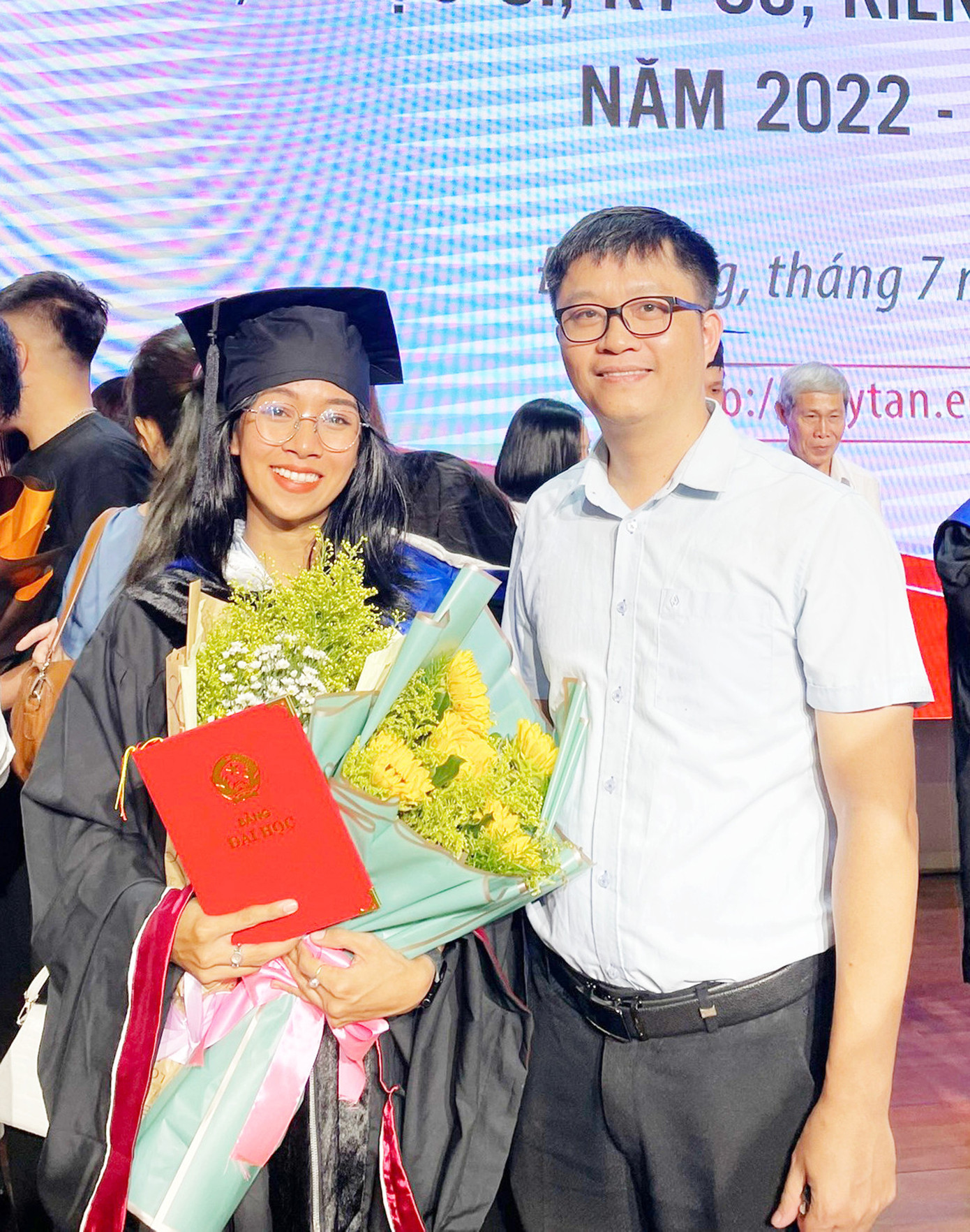 Gia Thi trong ngày nhận Bằng Tốt nghiệp có sự đồng hành của người hướng dẫn tận tâm TS. Nguyễn Thành Trung