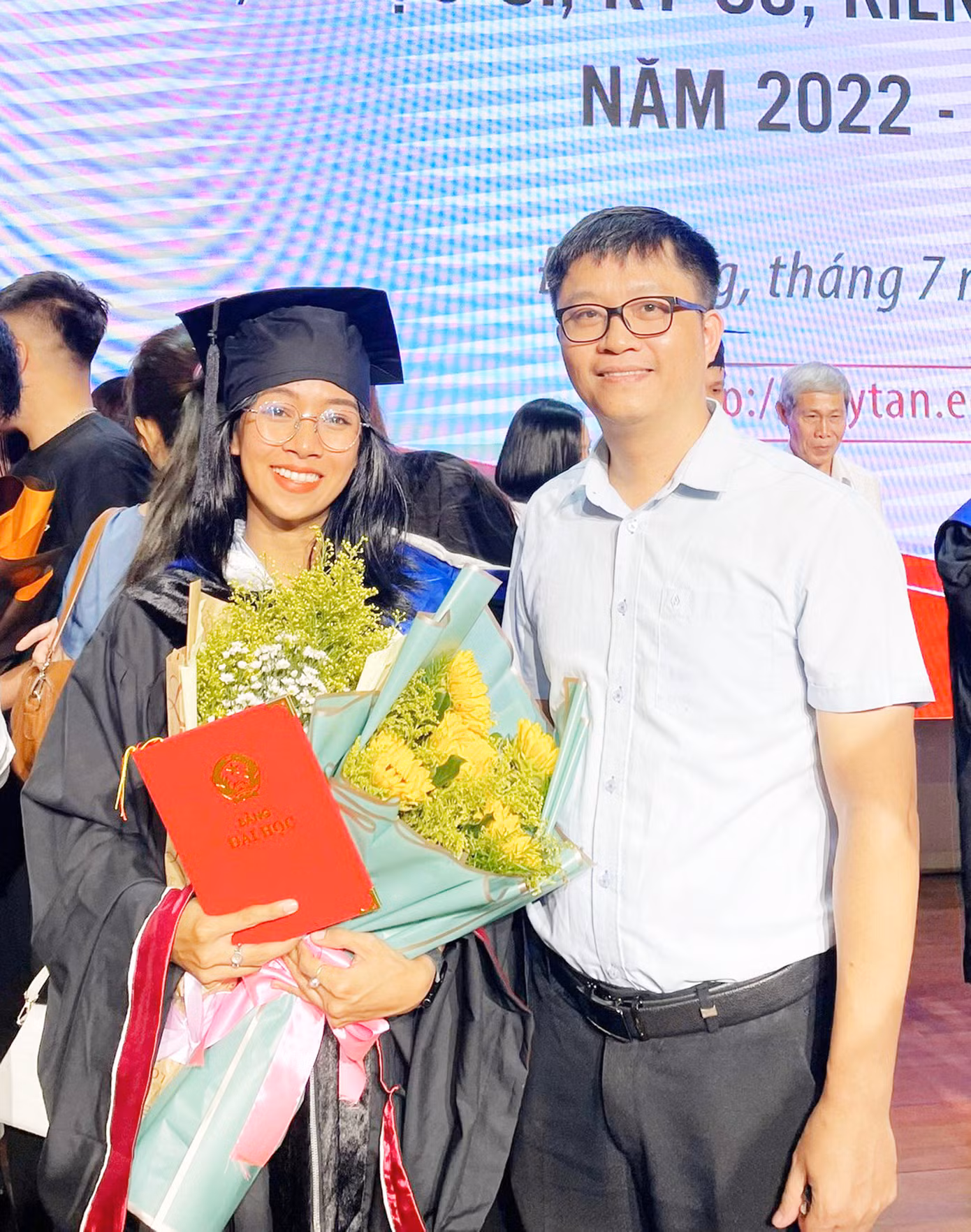 Gia Thi trong ngày nhận Bằng Tốt nghiệp có sự đồng hành của người hướng dẫn tận tâm TS. Nguyễn Thành Trung