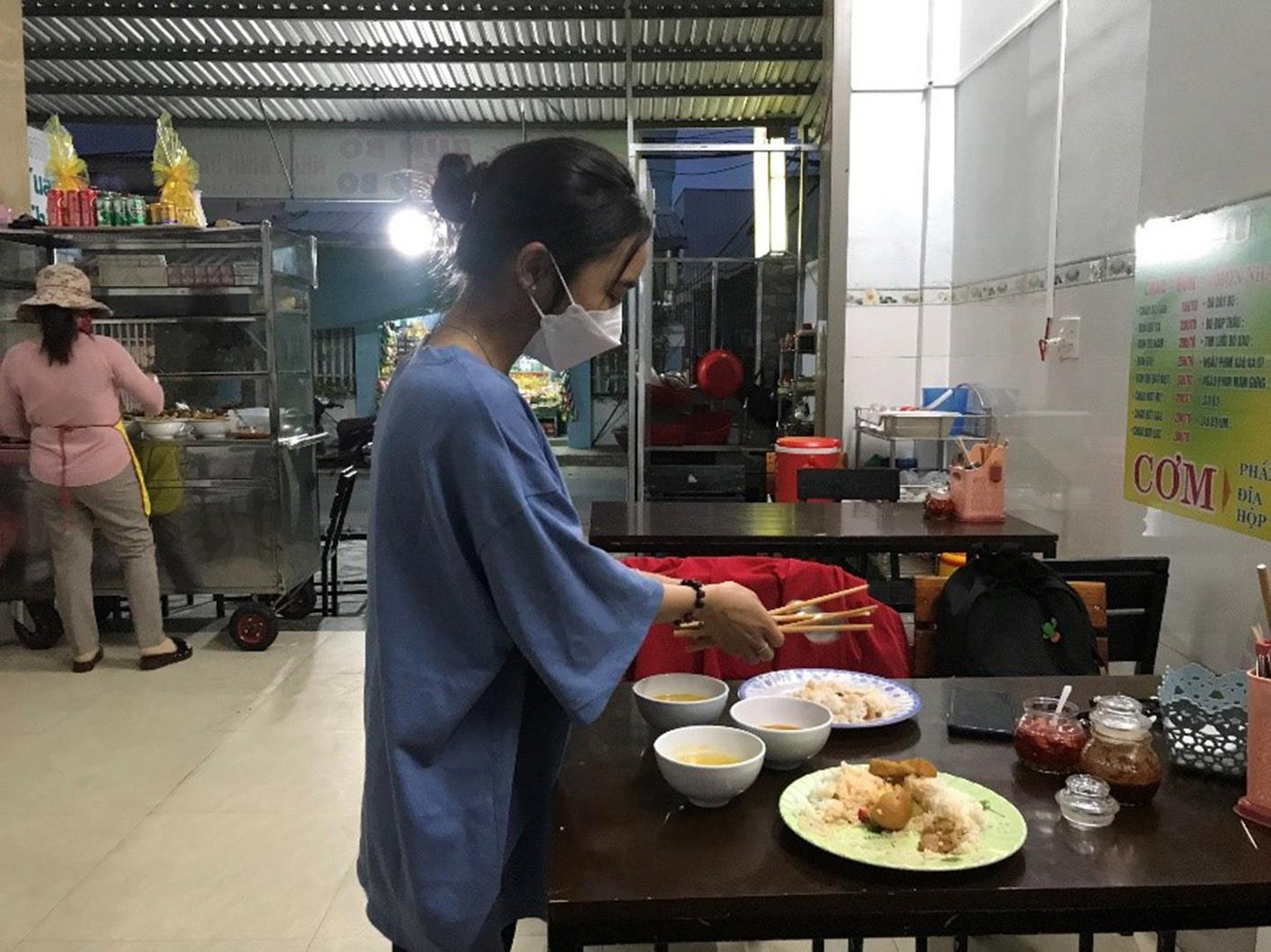 Nhiều sinh viên chọn việc làm thêm chỗ gần trọ để đỡ chi phí đi lại - Ảnh: H.N