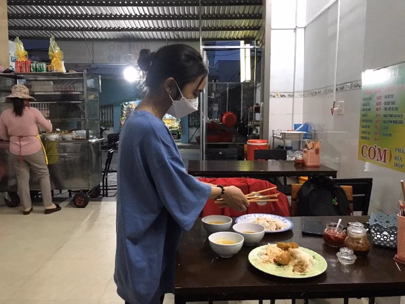 Nhiều sinh viên chọn việc làm thêm chỗ gần trọ để đỡ chi phí đi lại - Ảnh: H.N Nhiều sinh viên chọn việc làm thêm chỗ gần trọ để đỡ chi phí đi lại - Ảnh: H.N