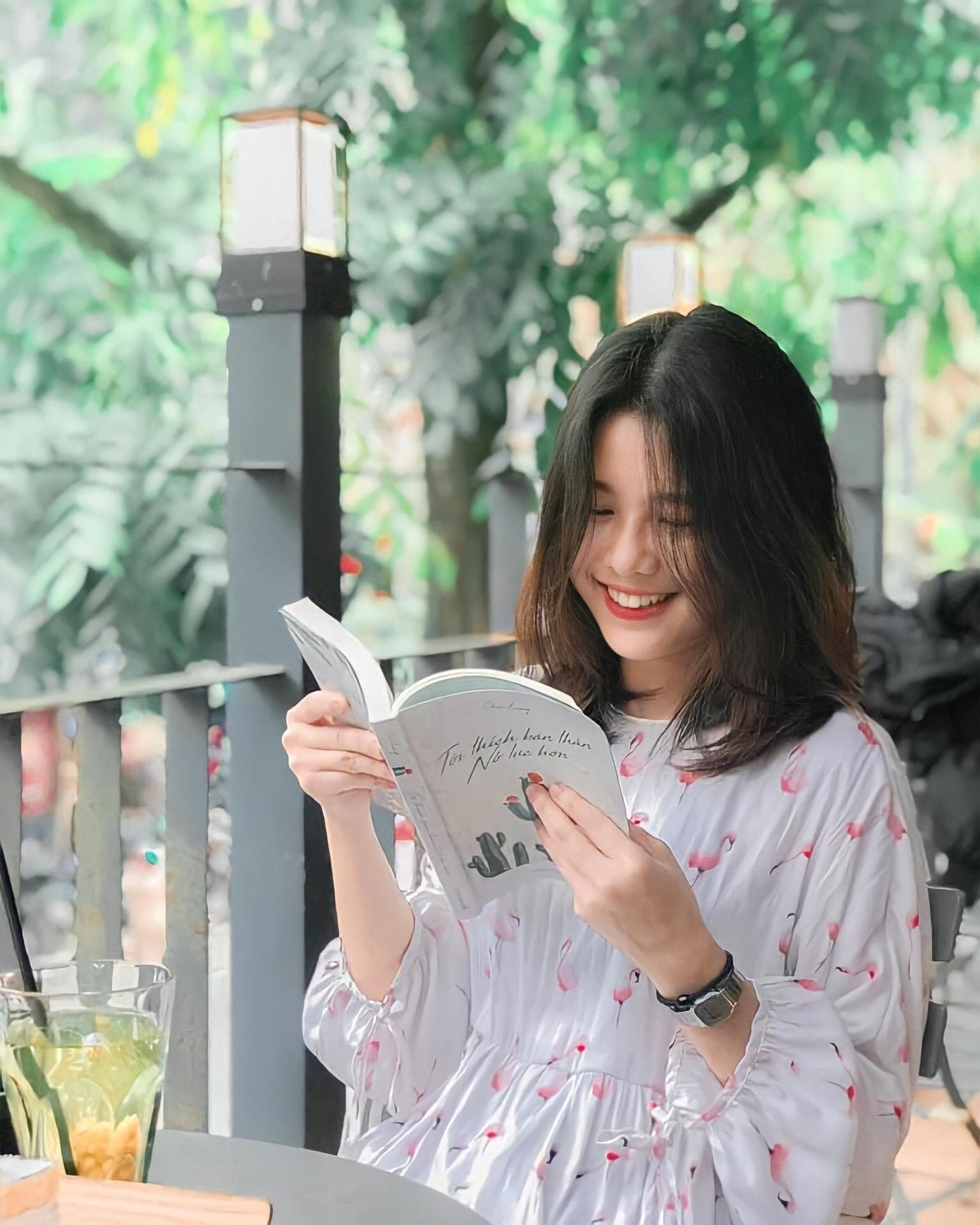 Cô gái trẻ thường đọc sách để có những chiêm nghiệm cho bản thân của mình - Ảnh NVCC