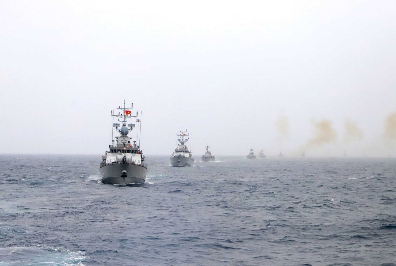 Các biên đội tàu vận động đội hình thực hiện bài bắn tiêu diệt mục tiêu trên không. Ảnh: Hoàng Diệu