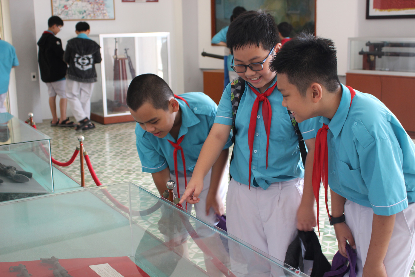 Các em được tận mắt chứng kiến những hiện vật như vũ khí, trang phục, bản đồ chiến sự, cũng như các di vật gắn liền với những trận đánh ác liệt và những chiến công vang dội. Ảnh: Trúc Linh