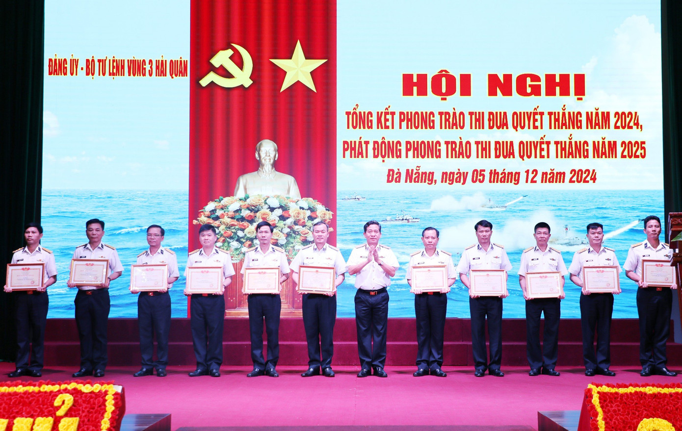 Chuẩn Đô đốc Nguyễn Đình Hùng trao Bằng khen của Bộ Quốc phòng, Quân chủng Hải quân tặng các tập thể, cá nhân có thành tích xuất sắc trong thực hiện các nhiệm vụ năm 2024 Chuẩn Đô đốc Nguyễn Đình Hùng trao Bằng khen của Bộ Quốc phòng, Quân chủng Hải quân tặng các tập thể, cá nhân có thành tích xuất sắc trong thực hiện các nhiệm vụ năm 2024