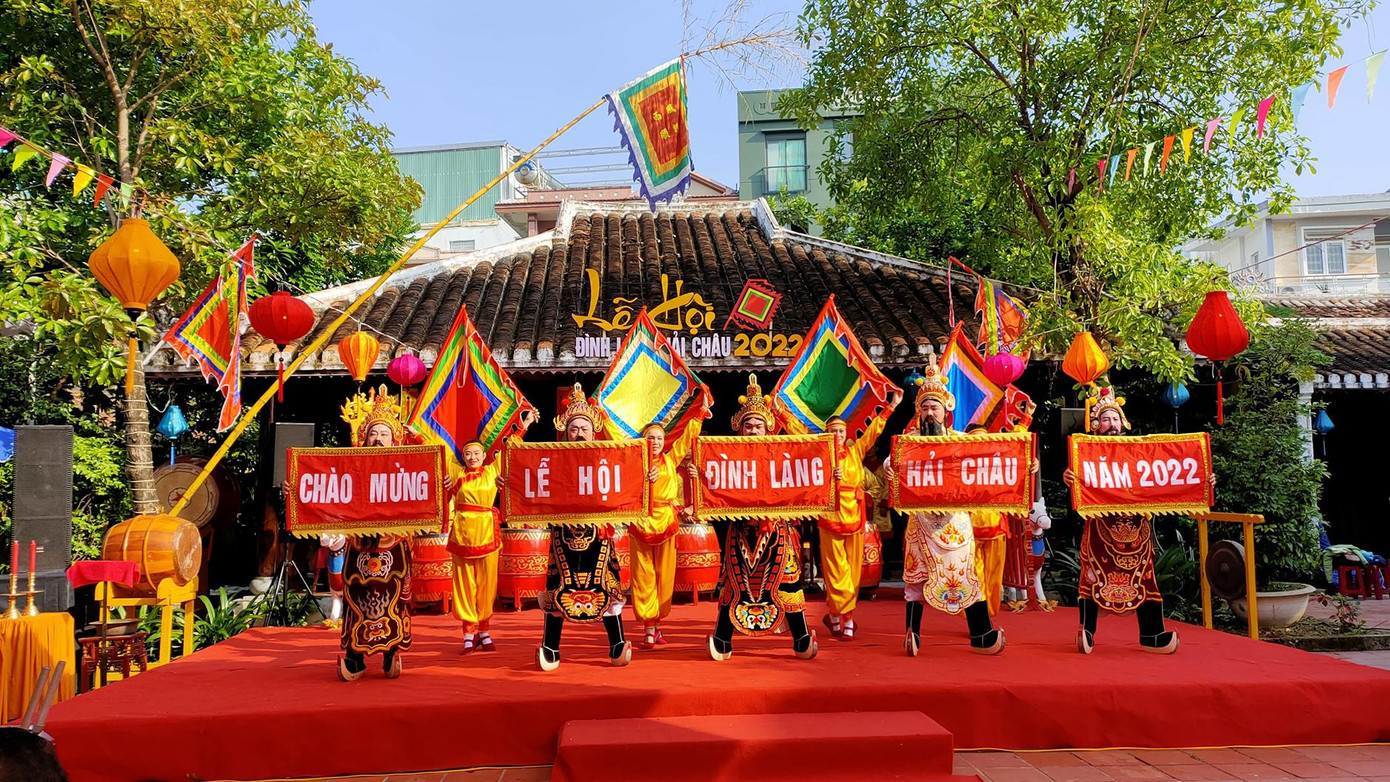 Đây là một trong những làng xã được xây dựng sớm nhất ở Đà Nẵng có không gian hài hòa, quy mô, kiến trúc đẹp. Đình còn lưu giữ được nhiều hoành phi, liễn đối bằng chữ Hán, sơn son thếp vàng, có niên đại hàng mấy trăm năm cùng một số di vật quý như chuông đồng, bia ký có giá trị rất lớn về lịch sử và văn hóa. Đình làng Hải Châu là một trong những điểm đến thu hút sự quan tâm của người dân và du khách khi đến tham quan thành phố Đà Nẵng - ảnh PU