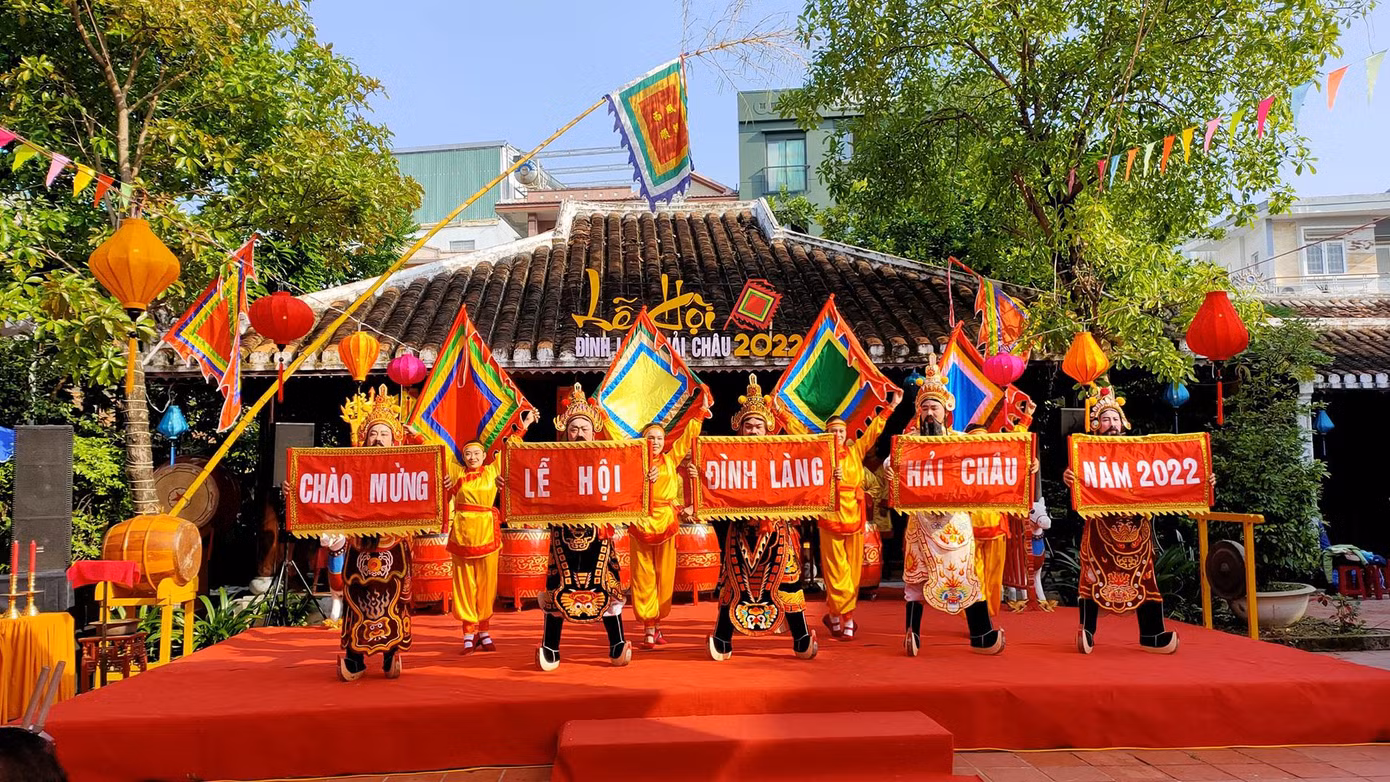 Đây là một trong những làng xã được xây dựng sớm nhất ở Đà Nẵng có không gian hài hòa, quy mô, kiến trúc đẹp. Đình còn lưu giữ được nhiều hoành phi, liễn đối bằng chữ Hán, sơn son thếp vàng, có niên đại hàng mấy trăm năm cùng một số di vật quý như chuông đồng, bia ký có giá trị rất lớn về lịch sử và văn hóa. Đình làng Hải Châu là một trong những điểm đến thu hút sự quan tâm của người dân và du khách khi đến tham quan thành phố Đà Nẵng - ảnh PU