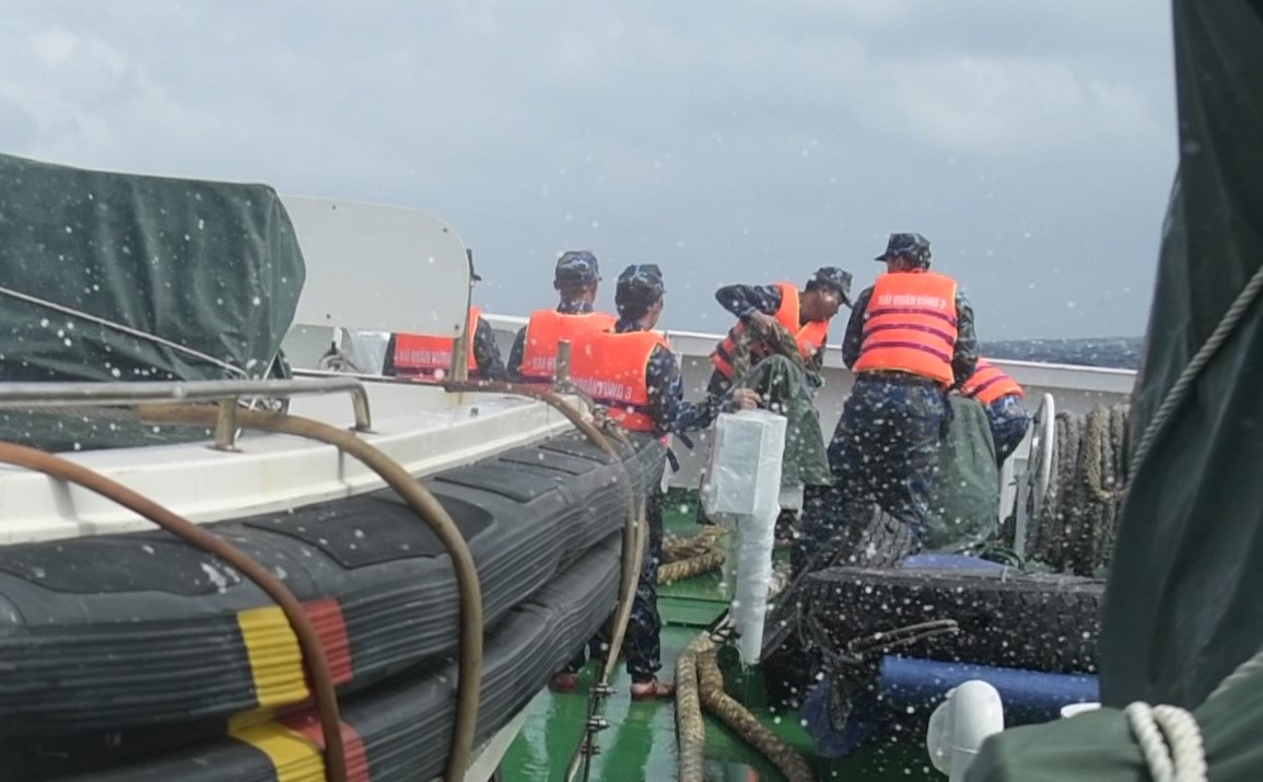 Vùng 3 Hải quân luôn là chỗ dựa vững chắc cho ngư dân miền Trung mỗi khi gặp nạn trên biển (Ảnh: Hoàng Diệu) Vùng 3 Hải quân luôn là chỗ dựa vững chắc cho ngư dân miền Trung mỗi khi gặp nạn trên biển (Ảnh: Hoàng Diệu)