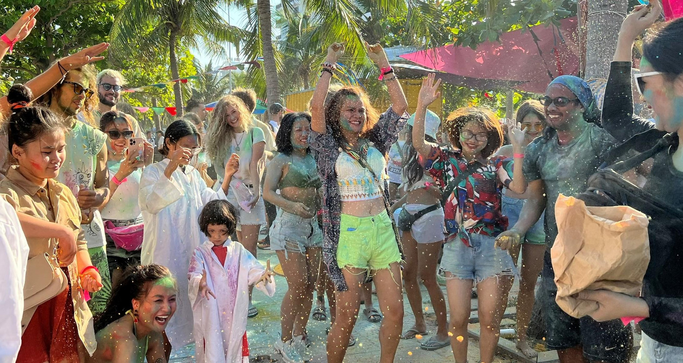 Mọi người vui vẻ ném bột màu, bôi màu vào nhau kèm theo lời chúc “Holi Hai!” mà không bị phàn nàn hay tức giận. - Ảnh: Bảo Quyên.