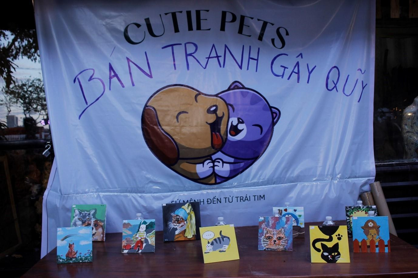 Hoạt động bán tranh gây quỹ với nhiều bức tranh được các bạn vẽ từ những câu chuyện có thật trong hành trình cứu hộ của Team 16. Hoạt động bán tranh gây quỹ với nhiều bức tranh được các bạn vẽ từ những câu chuyện có thật trong hành trình cứu hộ của Team 16.