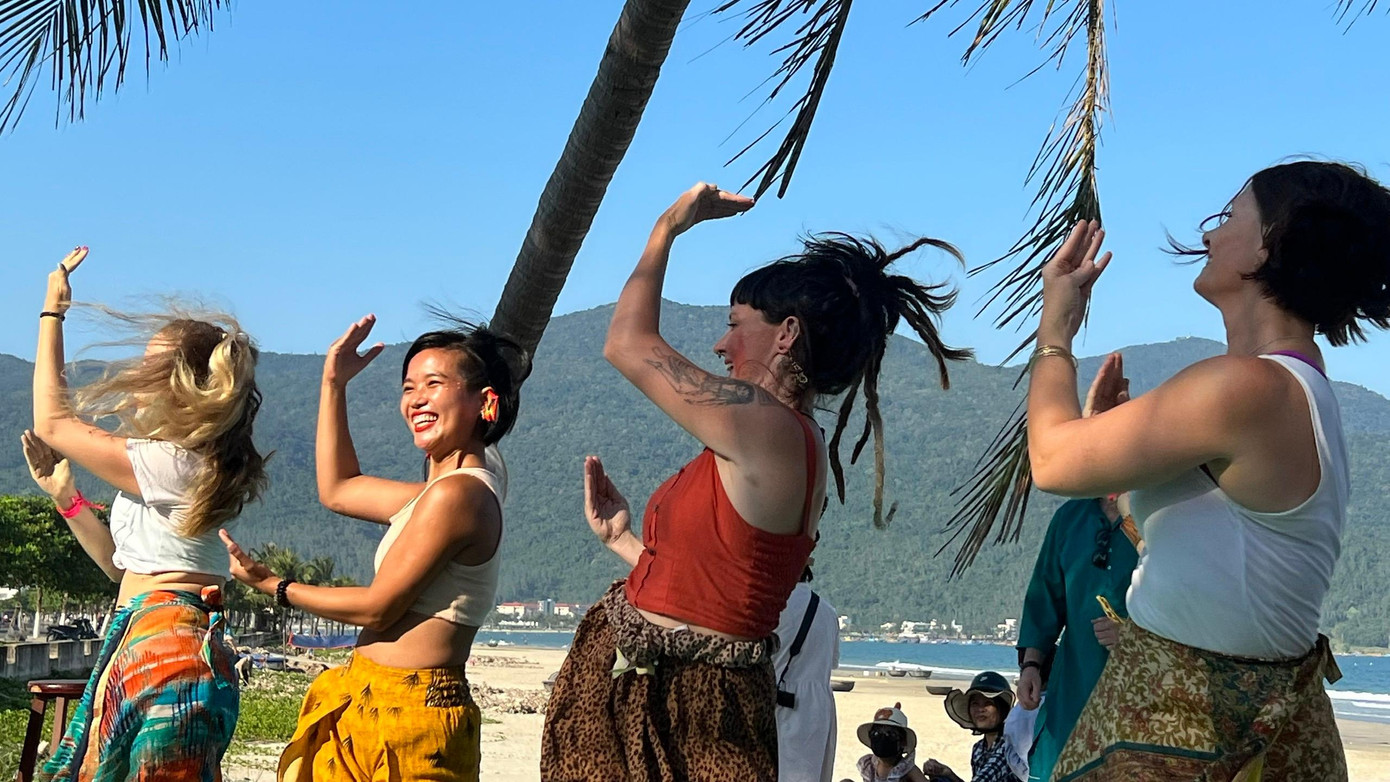 Lễ hội Holi Đà Nẵng 2022 tràn ngập không khí sôi động với các tiết mục ca múa trên nền nhạc Ấn Độ. - Ảnh: Bảo Quyên.