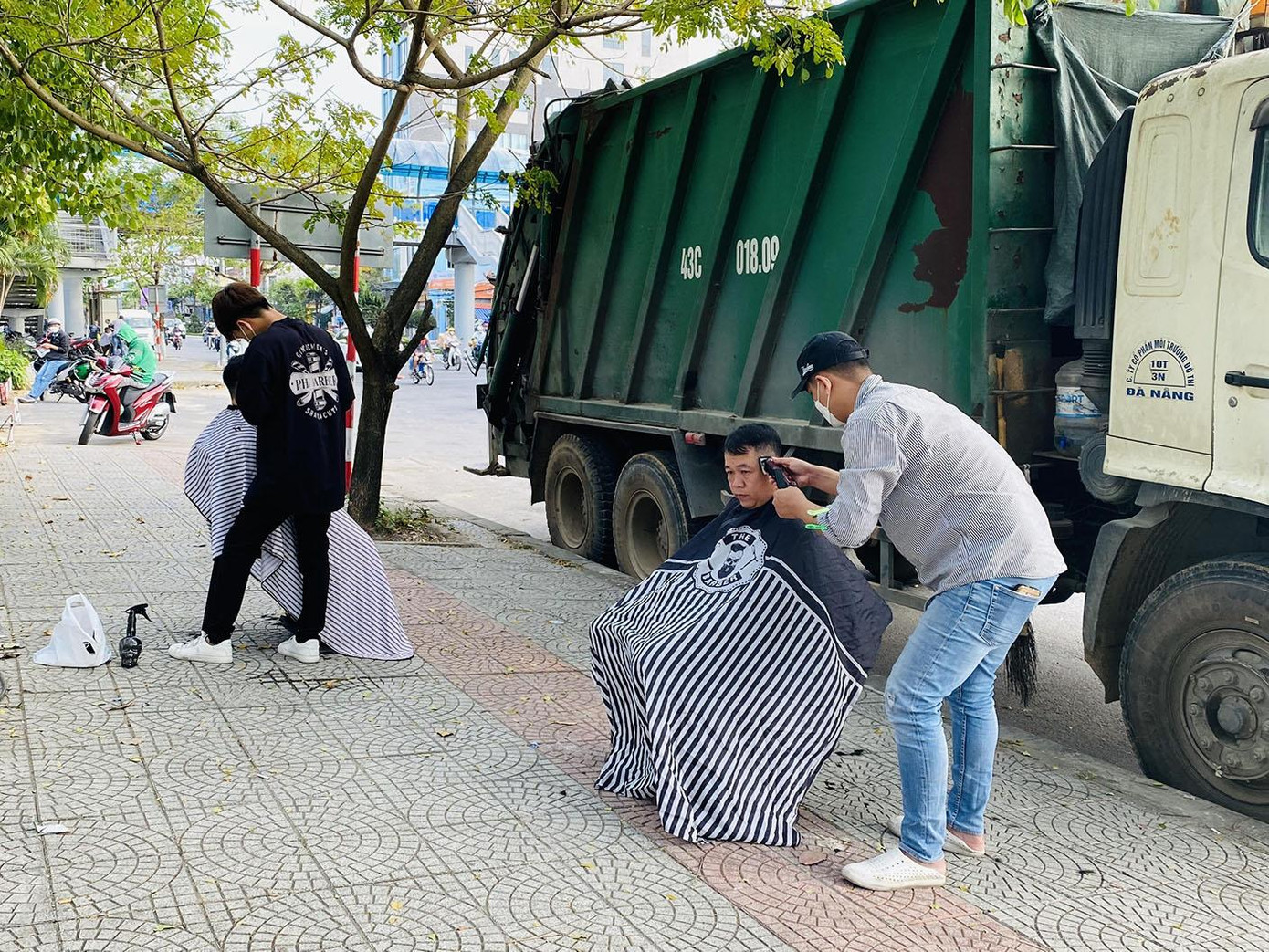 Hơn 3 năm qua, cứ vào thứ Ba, Năm, thứ Bảy và Chủ nhật hàng tuần, từ 8 giờ sáng đến 17 giờ, một nhóm bạn trẻ lại thay phiên nhau xuất hiện tại vỉa hè Công viên 29/3, nút giao thông Lê Độ và Nguyễn Tất Thành (quận Thanh Khê, TP Đà Nẵng) để cắt tóc miễn phí cho người lao động gặp khó khăn.