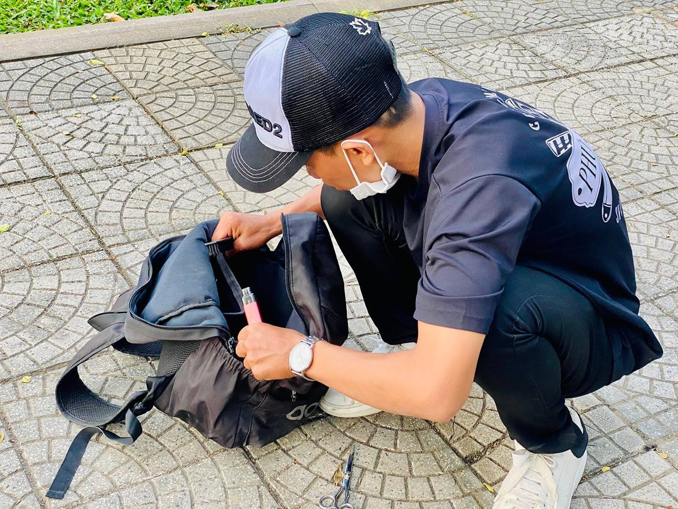 Bạn trẻ Nguyễn Tú thành viên trong nhóm, chia sẻ: “Đối với người gặp khó khăn thì vài chục ngàn đồng cũng là lớn, vì thế nên khi nghe thông tin em tham gia vào nhóm ngay. Mình cắt tóc với sự nhiệt tình, chăm chú, tập trung, tỉ mỉ trong từng đường kéo, nên ai cũng có cảm giác như ở trong tiệm anh ạ!”. Trong nhóm của anh Kỳ hiện có 9 đến 10 bạn trẻ thay phiên nhau trực cắt miễn phí từ sáng đến chiều tại các địa điểm.