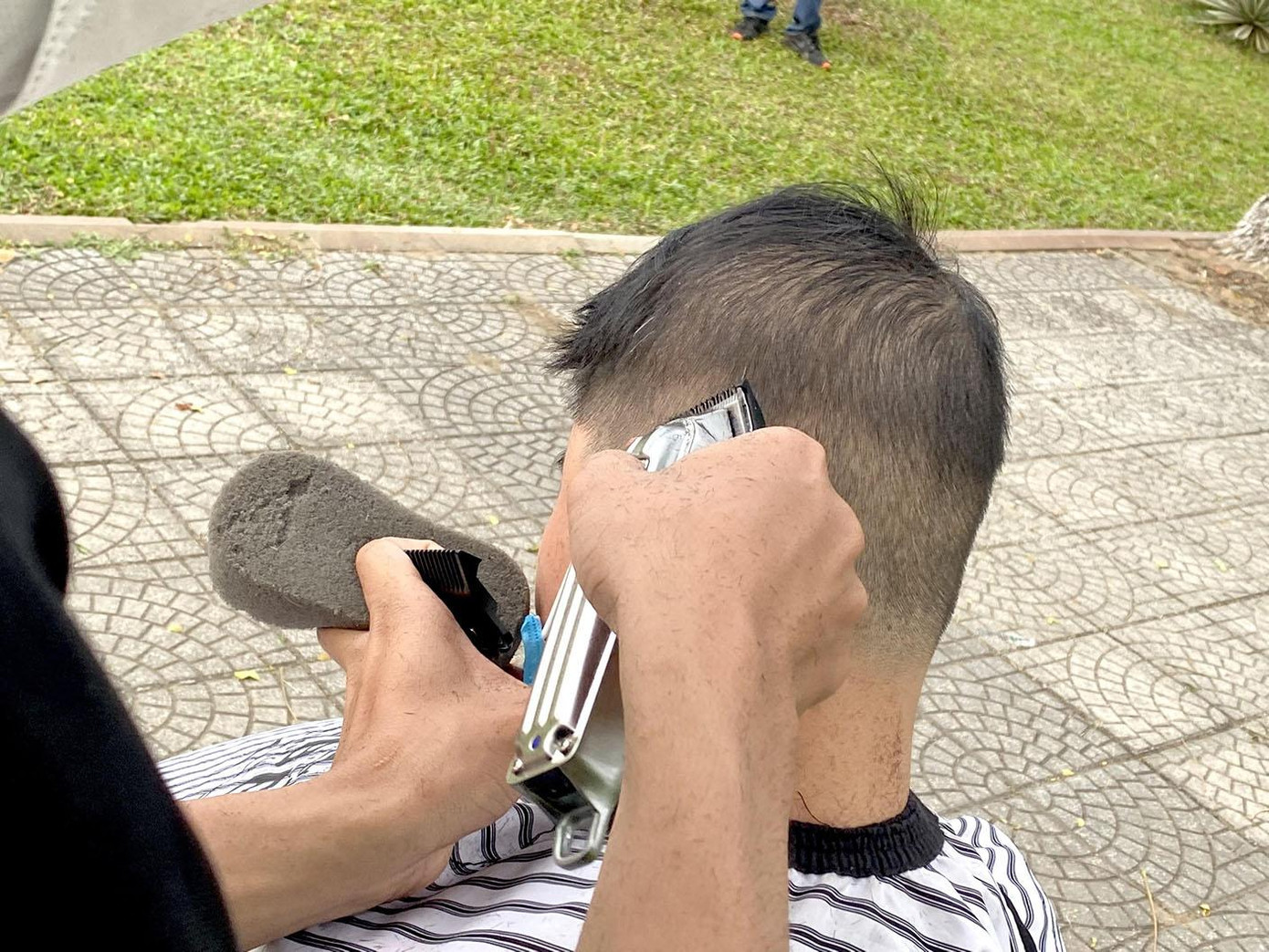 Công nhân, xe ôm, giao hàng, học sinh… hay ai đi nữa, khi đến với những điểm cắt tóc trên đều sẽ được các bạn trẻ làm đẹp mái tóc với giá “0 đồng”. Dịch bệnh vẫn còn phức tạp, giá cả mọi thứ lại tăng, nên có được cơ hội được sửa soạn làm đẹp mái tóc của mình hàng tháng mà không mất tiền, là niềm vui nho nhỏ của không ít người. - Ảnh: Thái Lâm