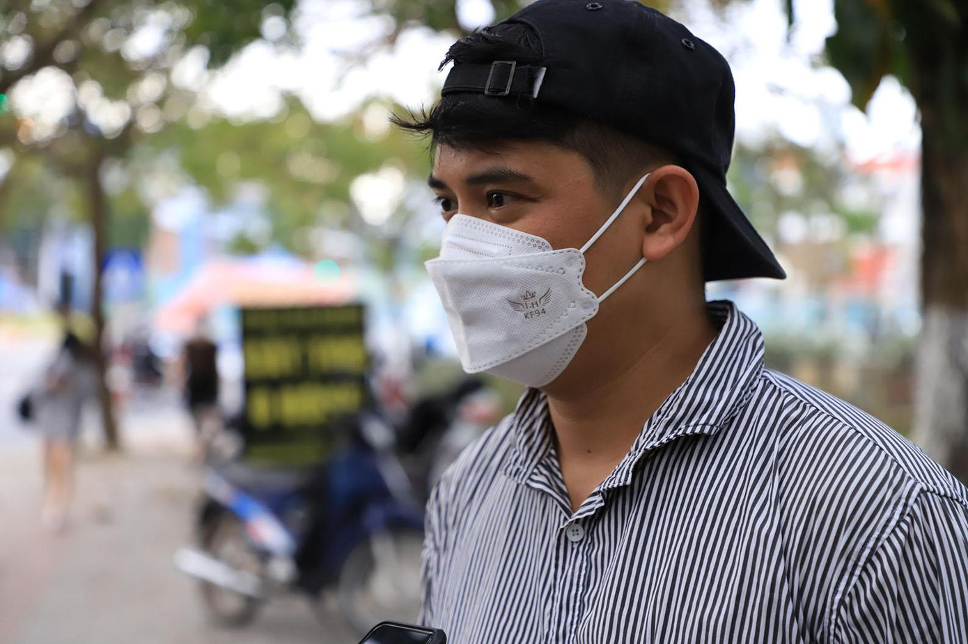 Bạn Lê Trung Kỳ, trưởng nhóm cắt tóc (trú quận Thanh Khê) tâm sự, do đồng cảnh ngộ đi từ khó khăn lên, nên anh cùng nhóm bạn trẻ trong tiệm mong muốn góp một phần nhỏ công sức của mình với việc cắt tóc miễn phí. Trung bình mỗi ngày, nhóm có thể cắt lên tới 25-40 khách tùy theo thời tiết. Đa số những người đến cắt tóc đều có hoàn cảnh khó khăn, hoặc công nhân, xe ôm, học sinh, giao hàng... - Ảnh: Thái Lâm